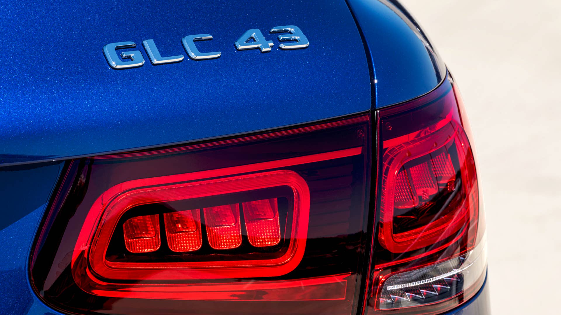 Mercedes-AMG GLC 43 4MATIC SUV (2019), Kraftstoffverbrauch kombiniert: 10,6-10,2 l/100 km; CO2-Emissionen kombiniert: 242-234 g/km // Fuel consumption combined: 10.6-10.2 l/100 km; Combined CO2 emissions: 242-234 g/km
