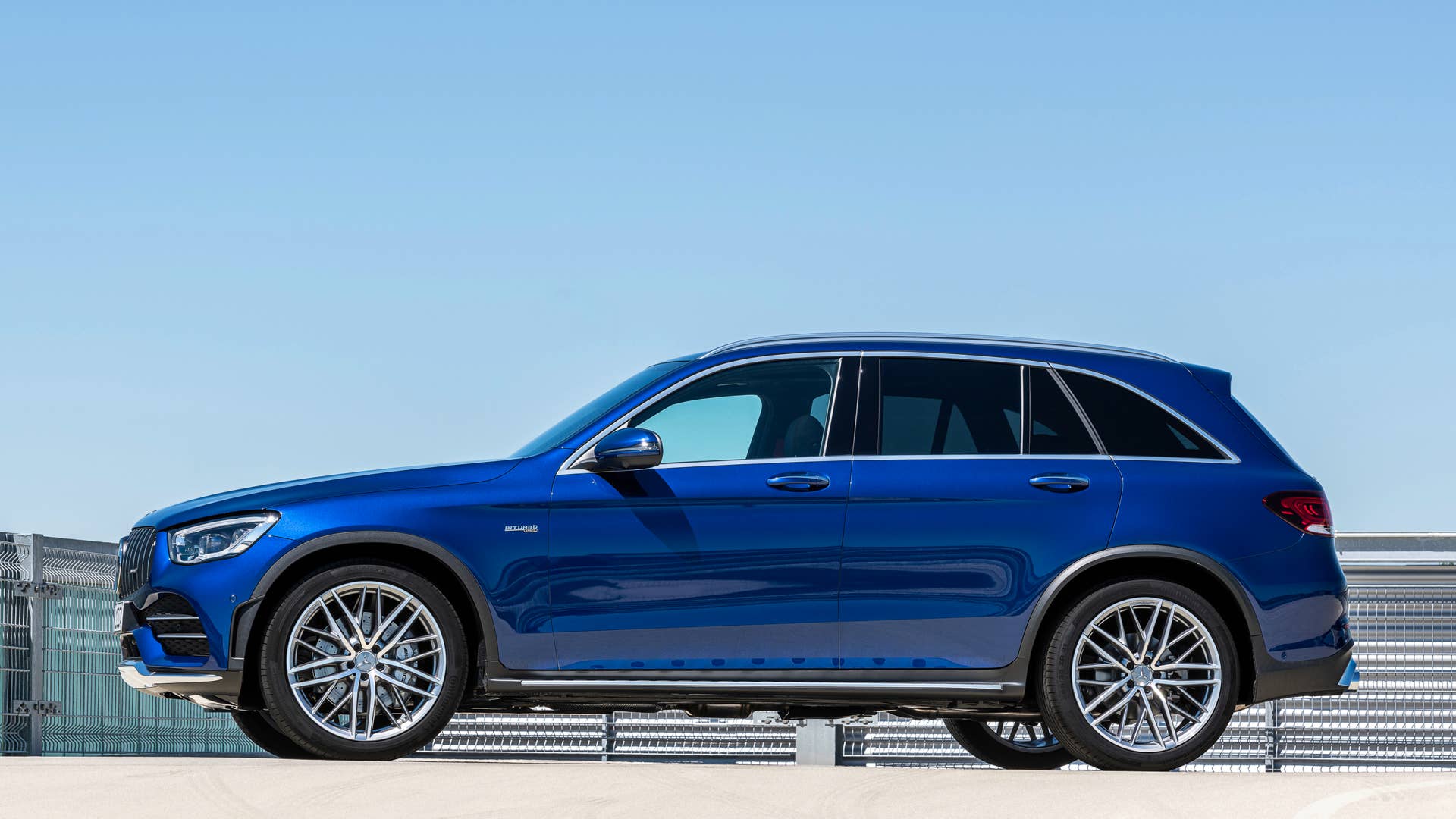 Mercedes-AMG GLC 43 4MATIC SUV (2019), Kraftstoffverbrauch kombiniert: 10,6-10,2 l/100 km; CO2-Emissionen kombiniert: 242-234 g/km // Fuel consumption combined: 10.6-10.2 l/100 km; Combined CO2 emissions: 242-234 g/km