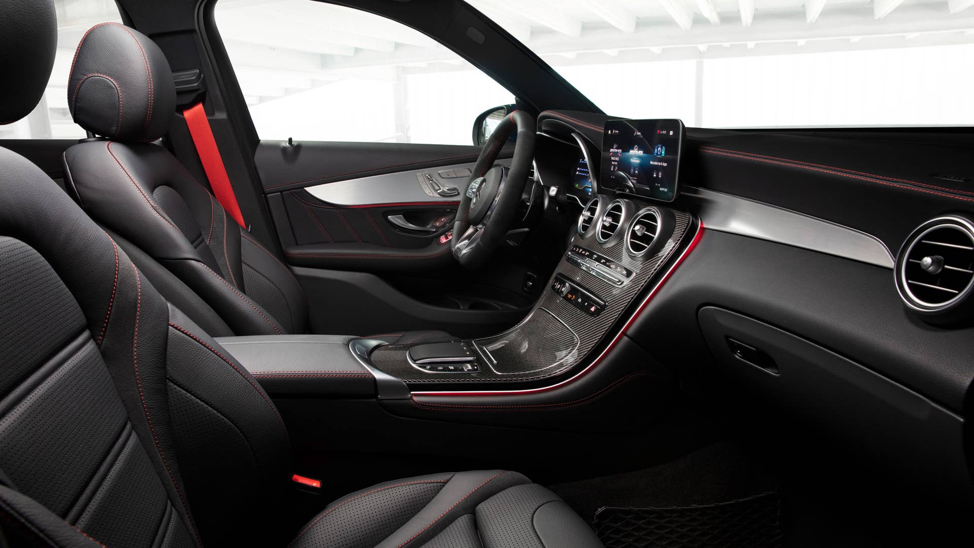 Mercedes-AMG GLC 43 4MATIC SUV (2019), Kraftstoffverbrauch kombiniert: 10,6-10,2 l/100 km; CO2-Emissionen kombiniert: 242-234 g/km // Fuel consumption combined: 10.6-10.2 l/100 km; Combined CO2 emissions: 242-234 g/km