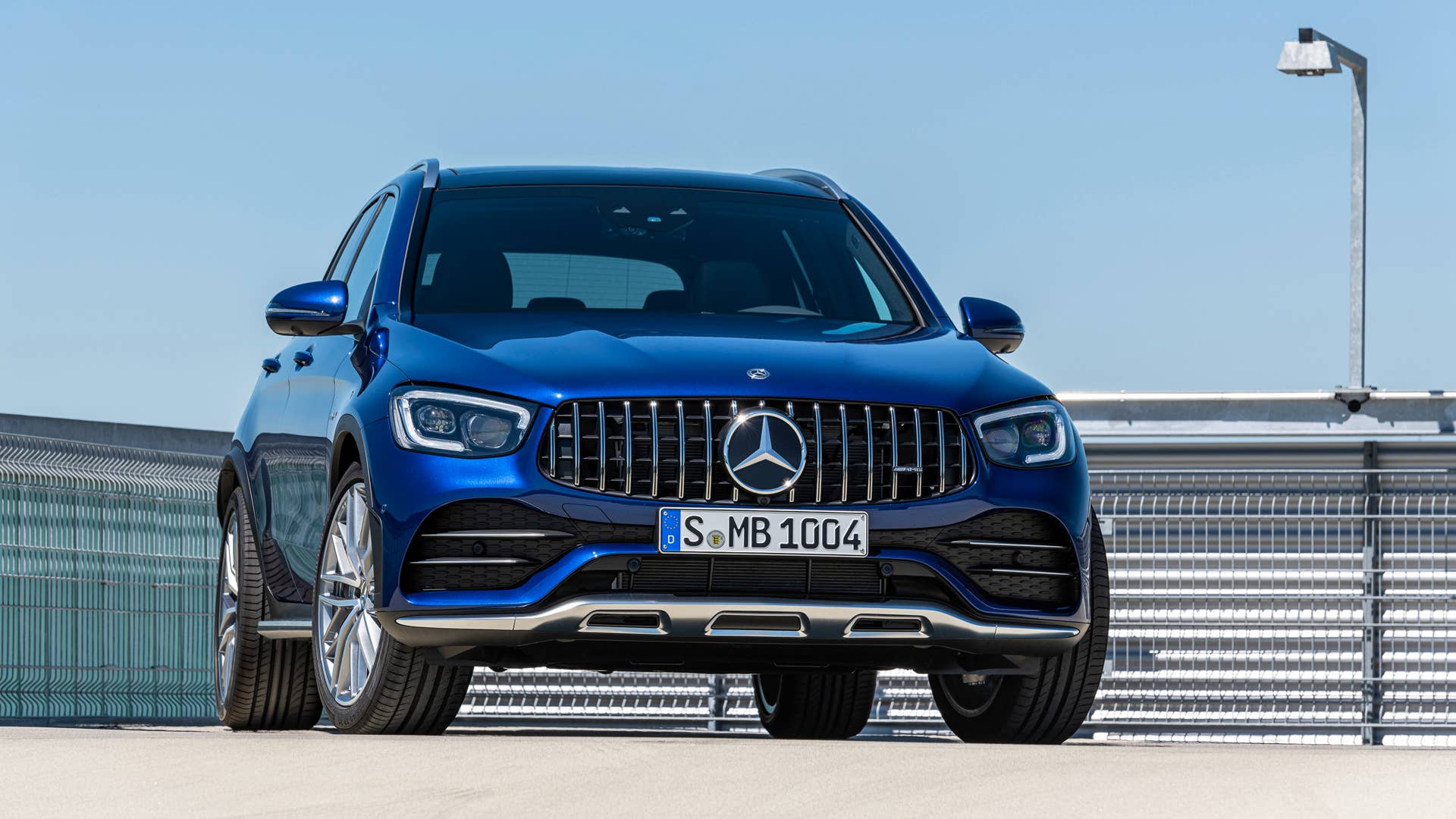 Mercedes-AMG GLC 43 4MATIC SUV (2019), Kraftstoffverbrauch kombiniert: 10,6-10,2 l/100 km; CO2-Emissionen kombiniert: 242-234 g/km // Fuel consumption combined: 10.6-10.2 l/100 km; Combined CO2 emissions: 242-234 g/km