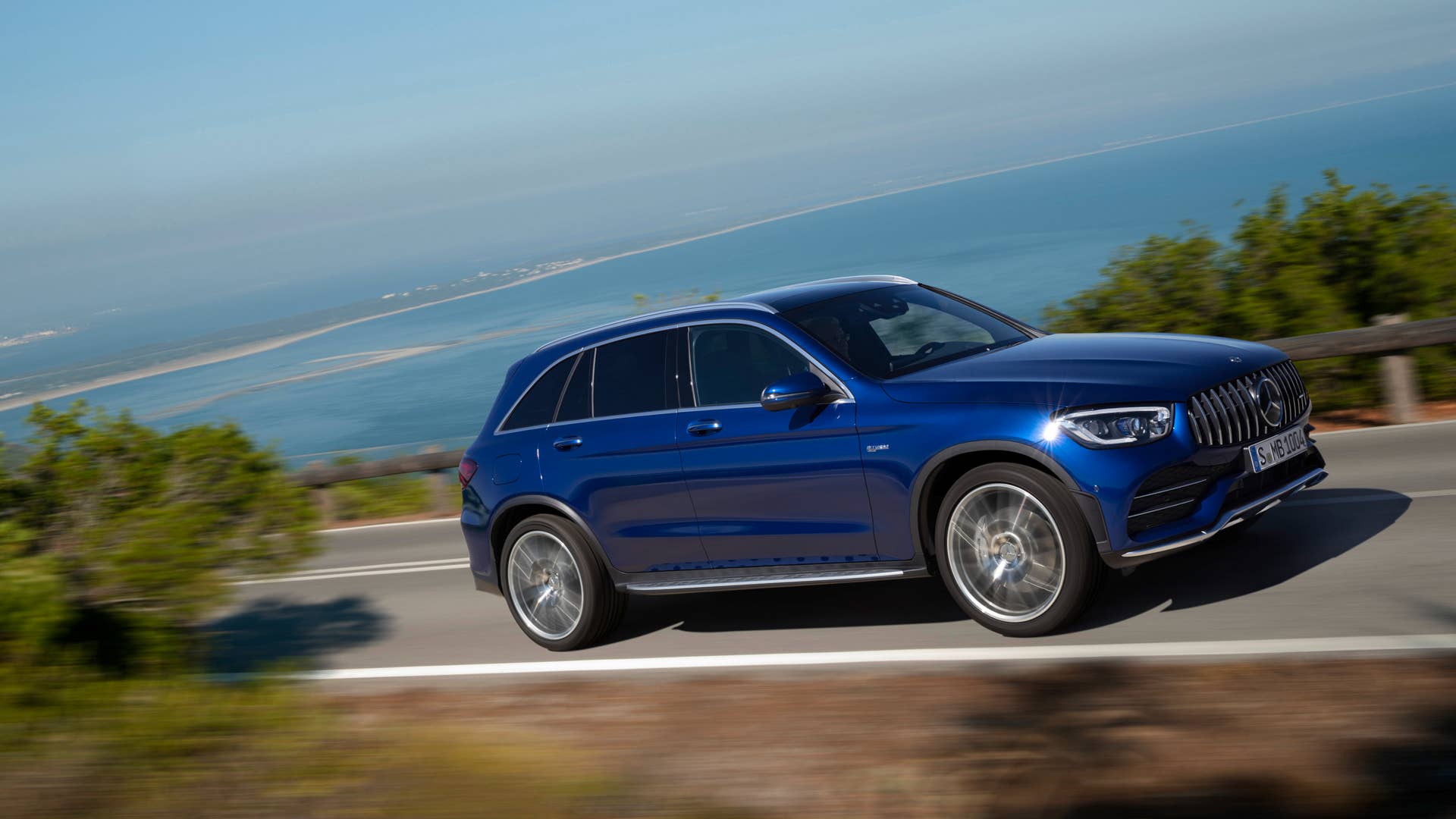 Mercedes-AMG GLC 43 4MATIC SUV (2019), Kraftstoffverbrauch kombiniert: 10,6-10,2 l/100 km; CO2-Emissionen kombiniert: 242-234 g/km // Fuel consumption combined: 10.6-10.2 l/100 km; Combined CO2 emissions: 242-234 g/km