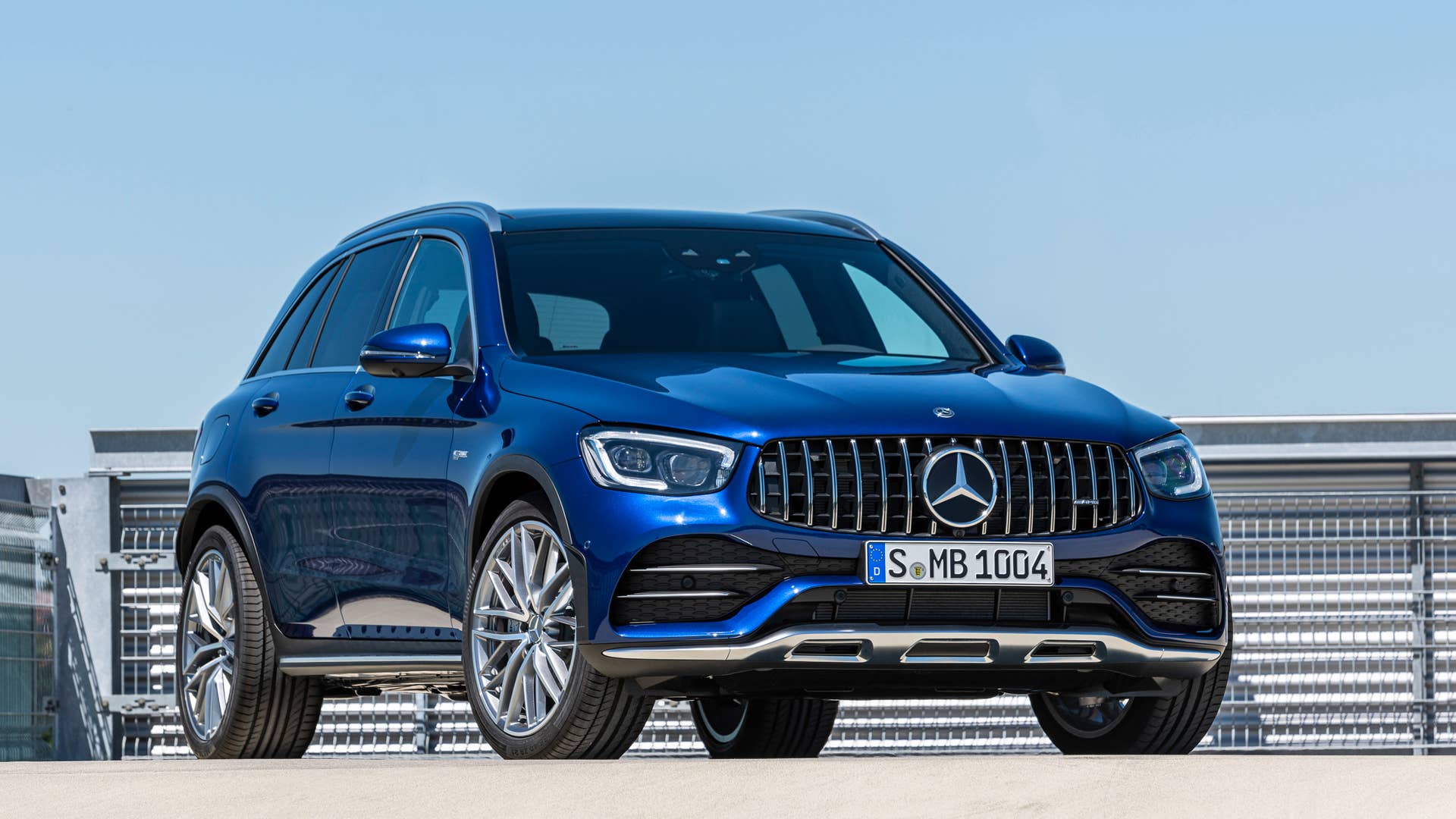 Mercedes-AMG GLC 43 4MATIC SUV (2019), Kraftstoffverbrauch kombiniert: 10,6-10,2 l/100 km; CO2-Emissionen kombiniert: 242-234 g/km // Fuel consumption combined: 10.6-10.2 l/100 km; Combined CO2 emissions: 242-234 g/km