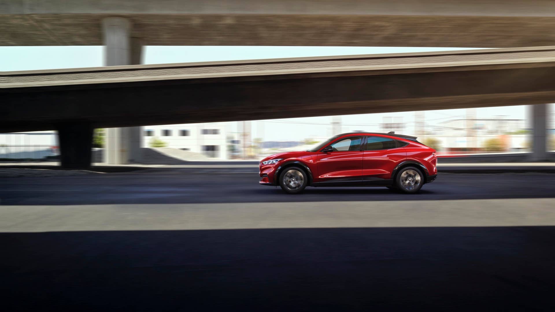 Mustang Mach-E embodies the Mustang spirit – from its sleek silhouette and muscular curves to exhilarating drive experiences that offer unique driving dynamics and sounds.