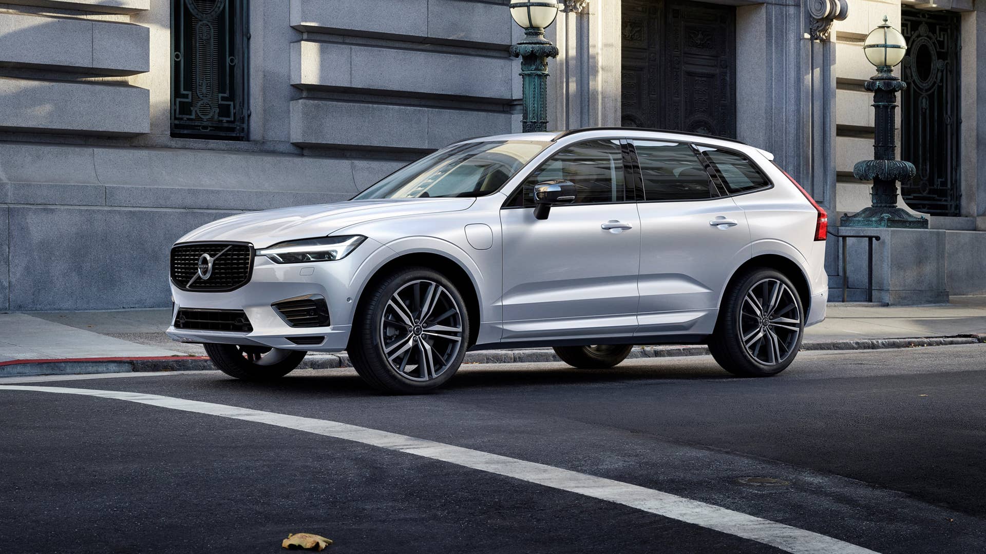 XC60 Recharge Plug-In Hybrid R-Design, in Crystal White Pearl