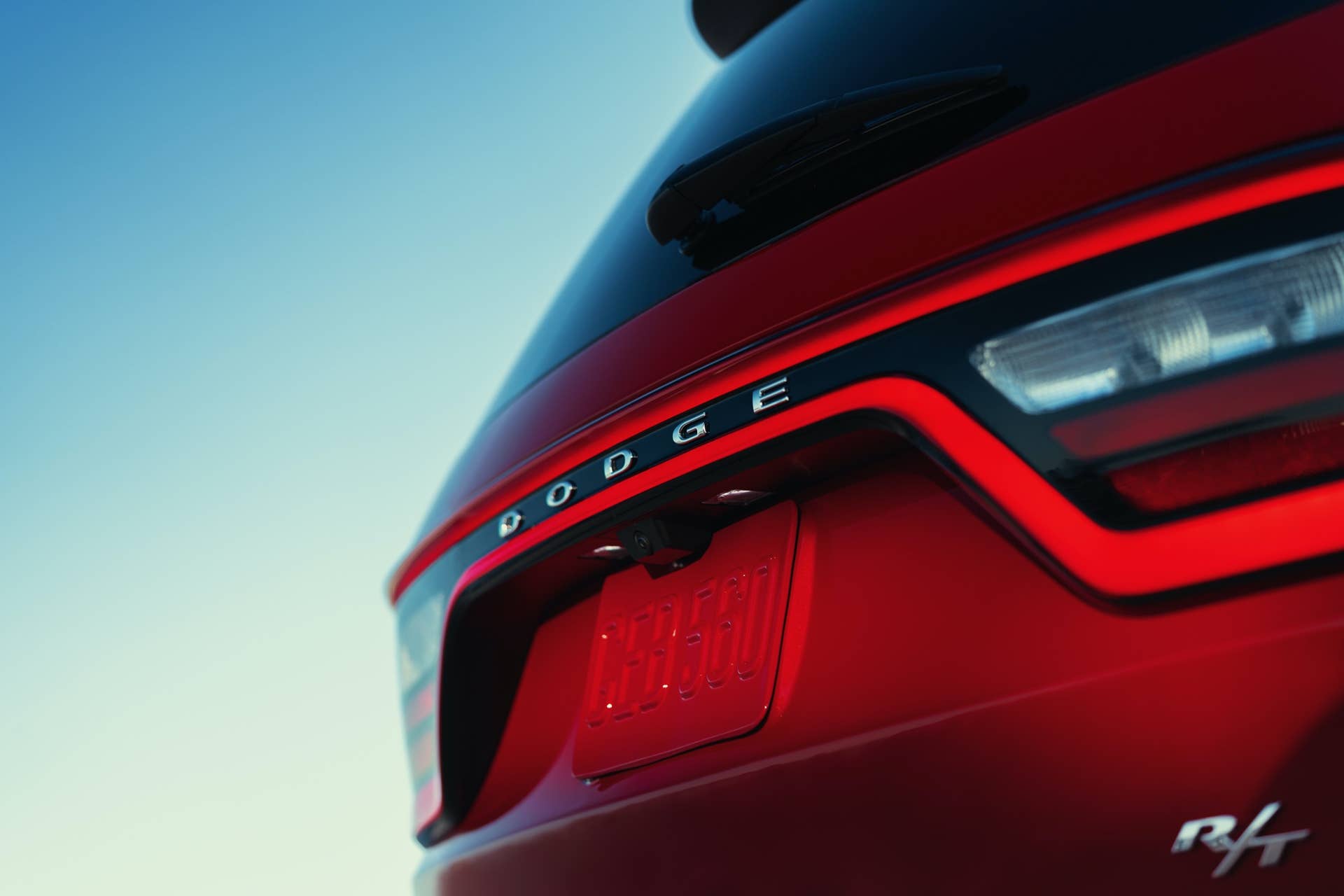 Dodge Durango R/T Tow N Go: The R/T Tow N Go leverages the SRT’s menacing looks, 5.7-liter HEMI V-8 performance, unmatched, best-in-class towing of 8,700 lbs. and an increased top speed of 145 mph