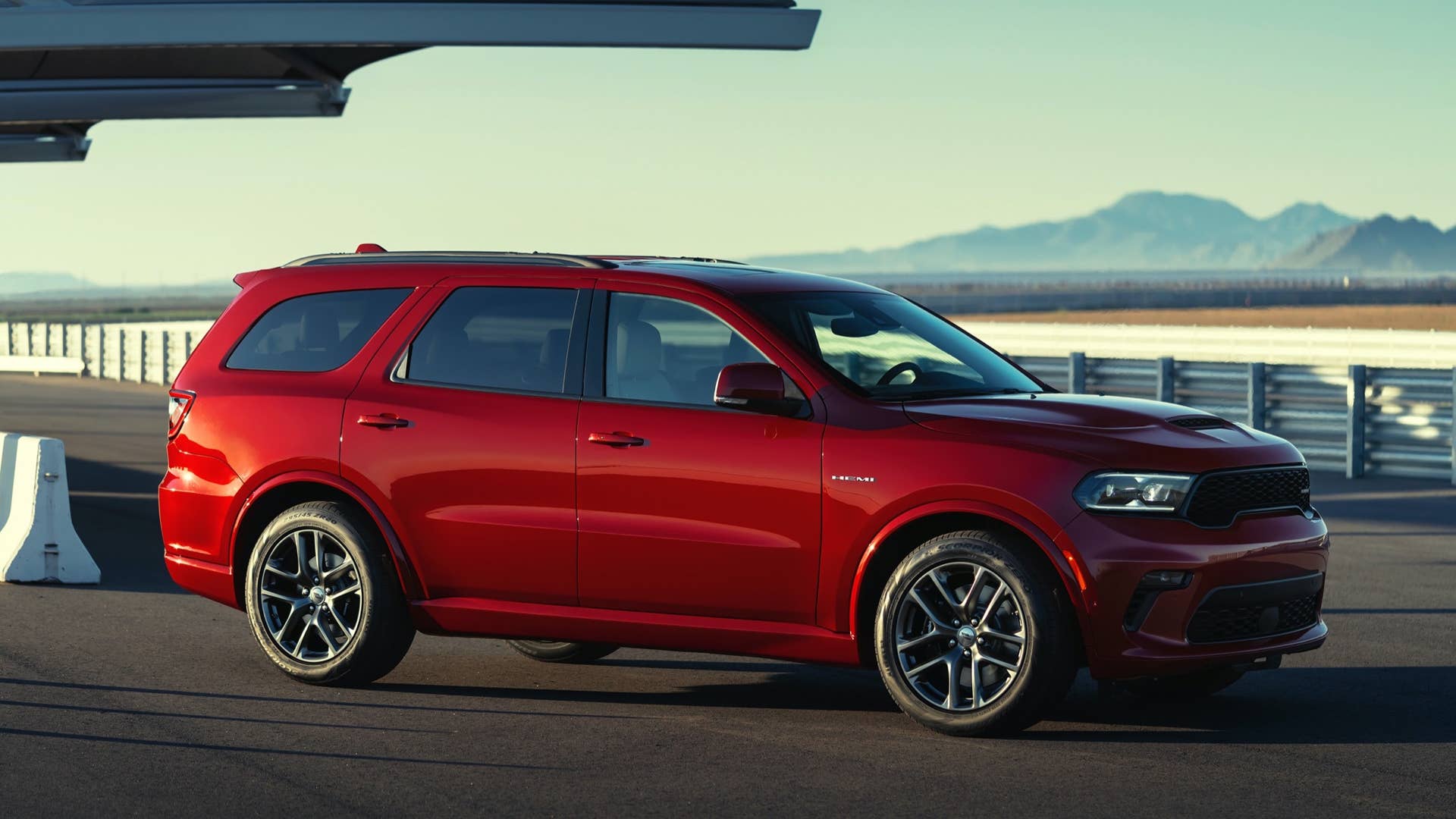 Dodge Durango R/T Tow N Go: The R/T Tow N Go leverages the SRT’s menacing looks, 5.7-liter HEMI V-8 performance, unmatched, best-in-class towing of 8,700 lbs. and an increased top speed of 145 mph
