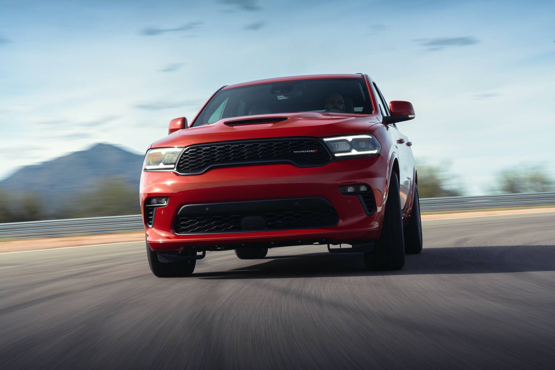 Dodge Durango R/T Tow N Go: The R/T Tow N Go leverages the SRT’s menacing looks, 5.7-liter HEMI V-8 performance, unmatched, best-in-class towing of 8,700 lbs. and an increased top speed of 145 mph