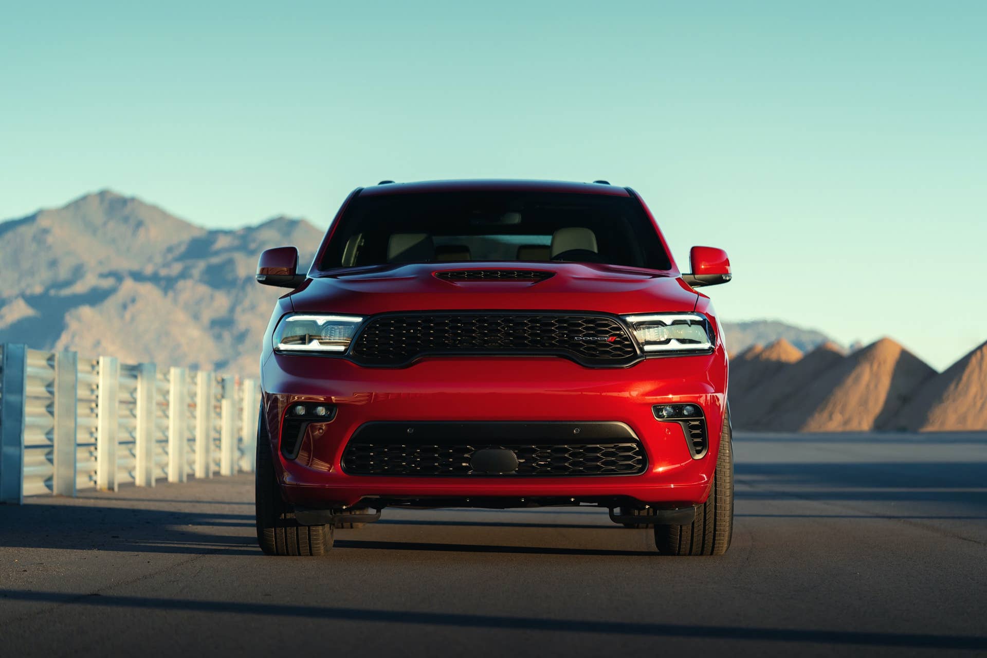 Dodge Durango R/T Tow N Go: The R/T Tow N Go leverages the SRT’s menacing looks, 5.7-liter HEMI V-8 performance, unmatched, best-in-class towing of 8,700 lbs. and an increased top speed of 145 mph
