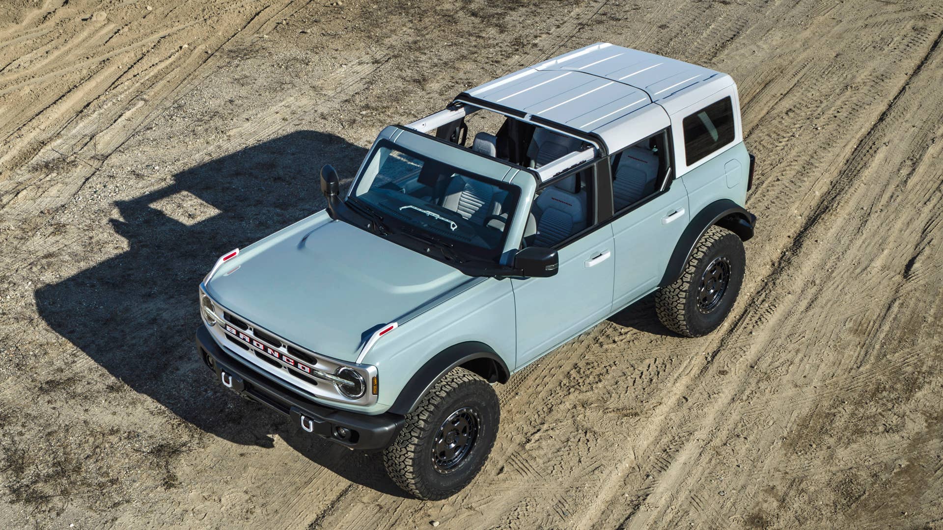 The four-door 2021 Bronco will have available removeable modular roof sections – left and right front panels, a full-width center panel and a rear section. Roof panels on both two- and four-door models can be easily removed by unlocking the latches from the interior to provide the largest overall open-top view in its class to take in the sunshine or to gaze at the stars at night. (Prototype not representative of production vehicle.)