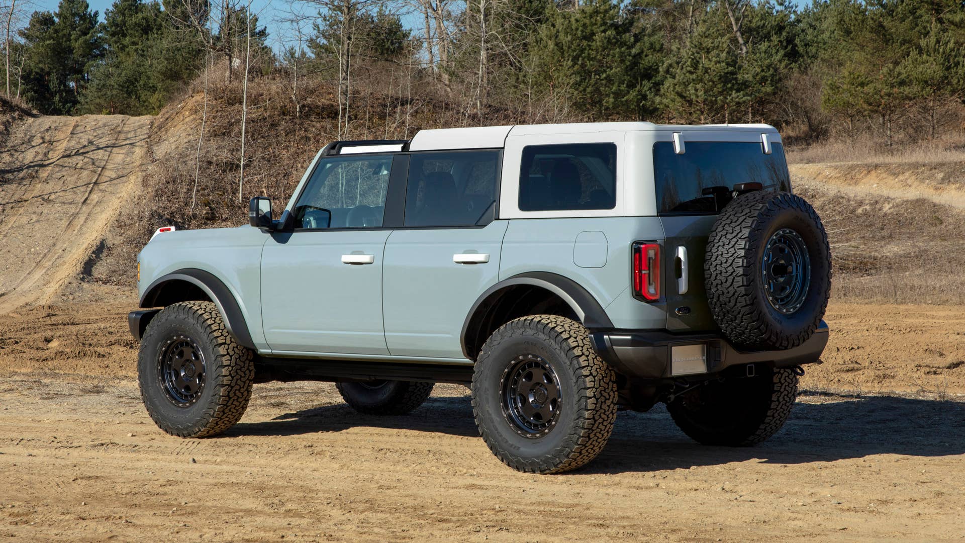 The four-door 2021 Bronco will have available removeable modular roof sections – left and right front panels, a full-width center panel and a rear section. Roof panels on both two- and four-door models can be easily removed by unlocking the latches from the interior to provide the largest overall open-top view in its class to take in the sunshine or to gaze at the stars at night. (Prototype not representative of production vehicle.)