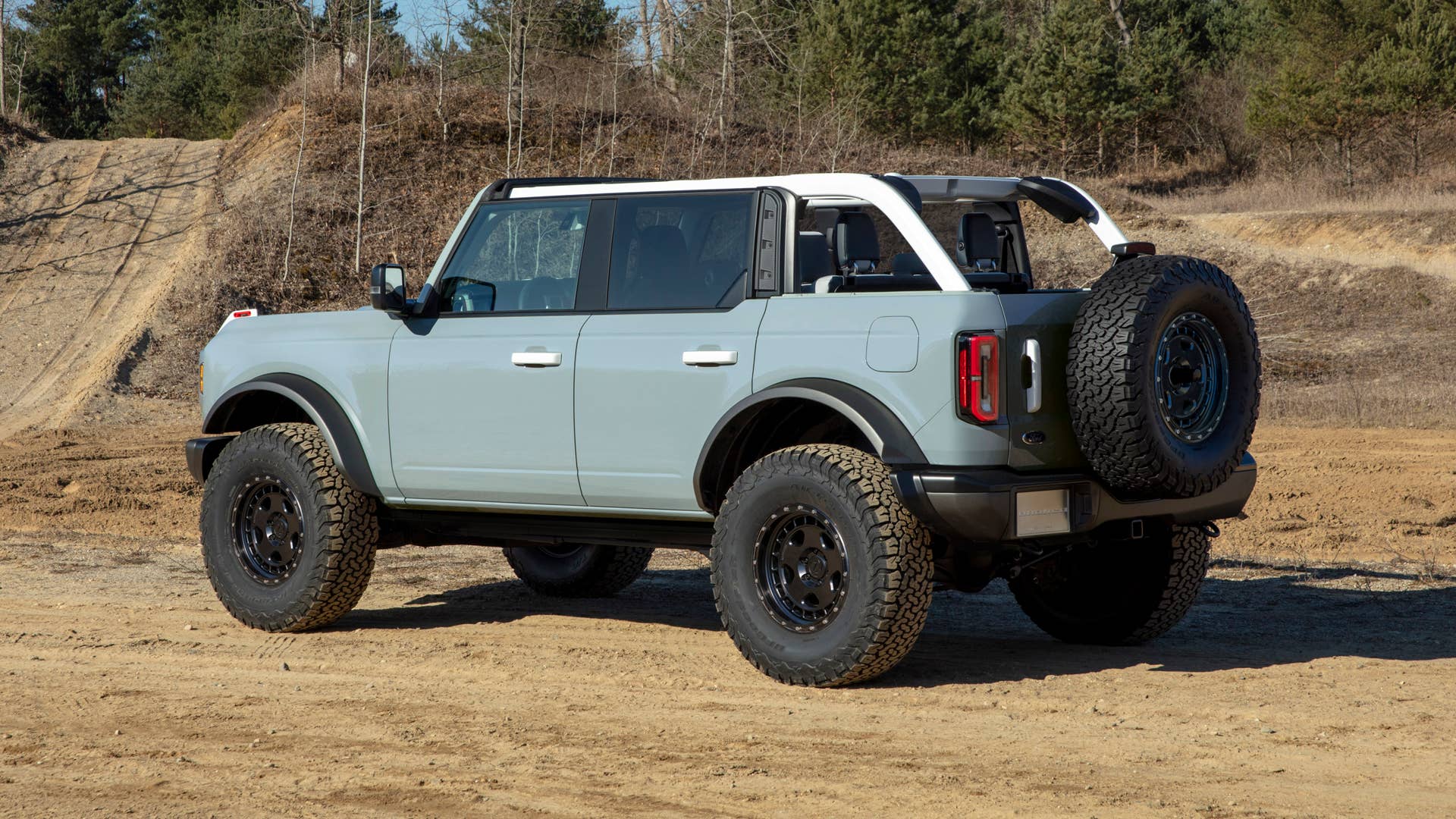 The four-door 2021 Bronco will have available removeable modular roof sections – left and right front panels, a full-width center panel and a rear section. Roof panels on both two- and four-door models can be easily removed by unlocking the latches from the interior to provide the largest overall open-top view in its class to take in the sunshine or to gaze at the stars at night. (Prototype not representative of production vehicle.)