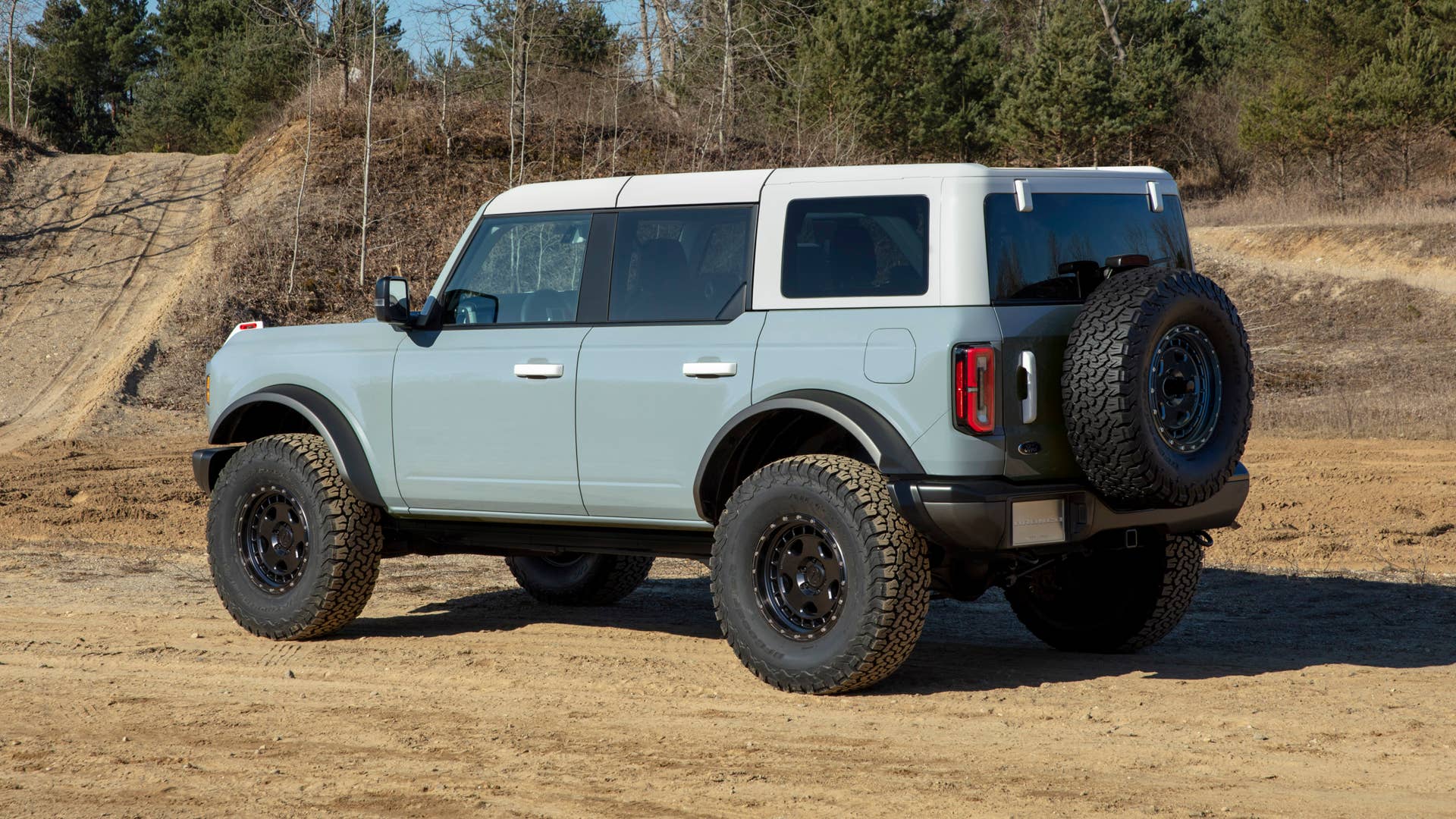 The four-door 2021 Bronco will have available removeable modular roof sections – left and right front panels, a full-width center panel and a rear section. Roof panels on both two- and four-door models can be easily removed by unlocking the latches from the interior to provide the largest overall open-top view in its class to take in the sunshine or to gaze at the stars at night. (Prototype not representative of production vehicle.)