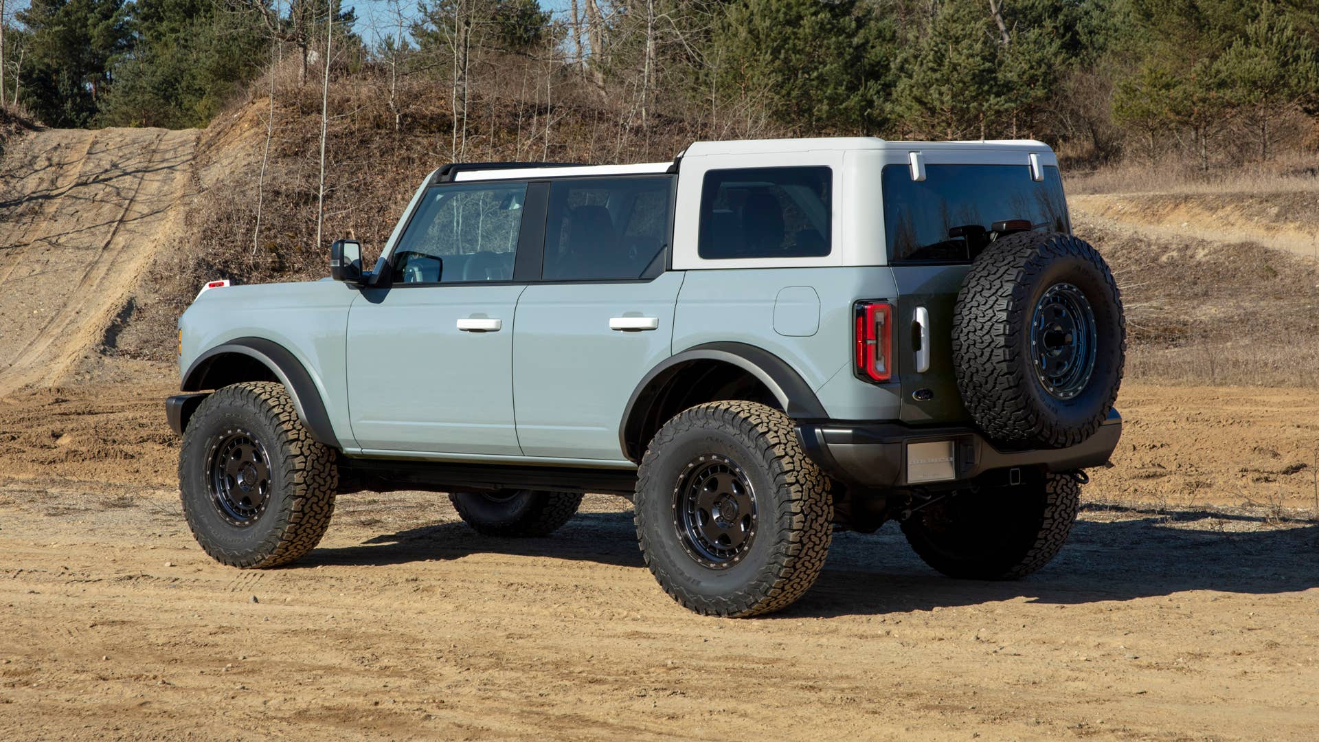 The four-door 2021 Bronco will have available removeable modular roof sections – left and right front panels, a full-width center panel and a rear section. Roof panels on both two- and four-door models can be easily removed by unlocking the latches from the interior to provide the largest overall open-top view in its class to take in the sunshine or to gaze at the stars at night. (Prototype not representative of production vehicle.)