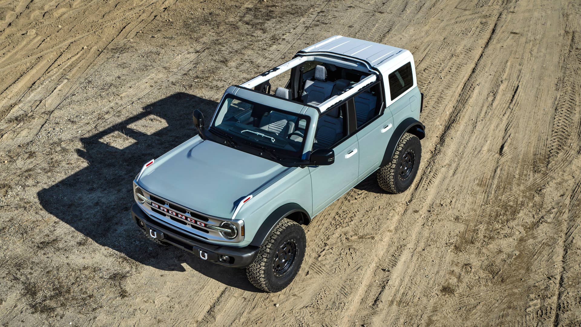 The four-door 2021 Bronco will have available removeable modular roof sections – left and right front panels, a full-width center panel and a rear section. Roof panels on both two- and four-door models can be easily removed by unlocking the latches from the interior to provide the largest overall open-top view in its class to take in the sunshine or to gaze at the stars at night. (Prototype not representative of production vehicle.)