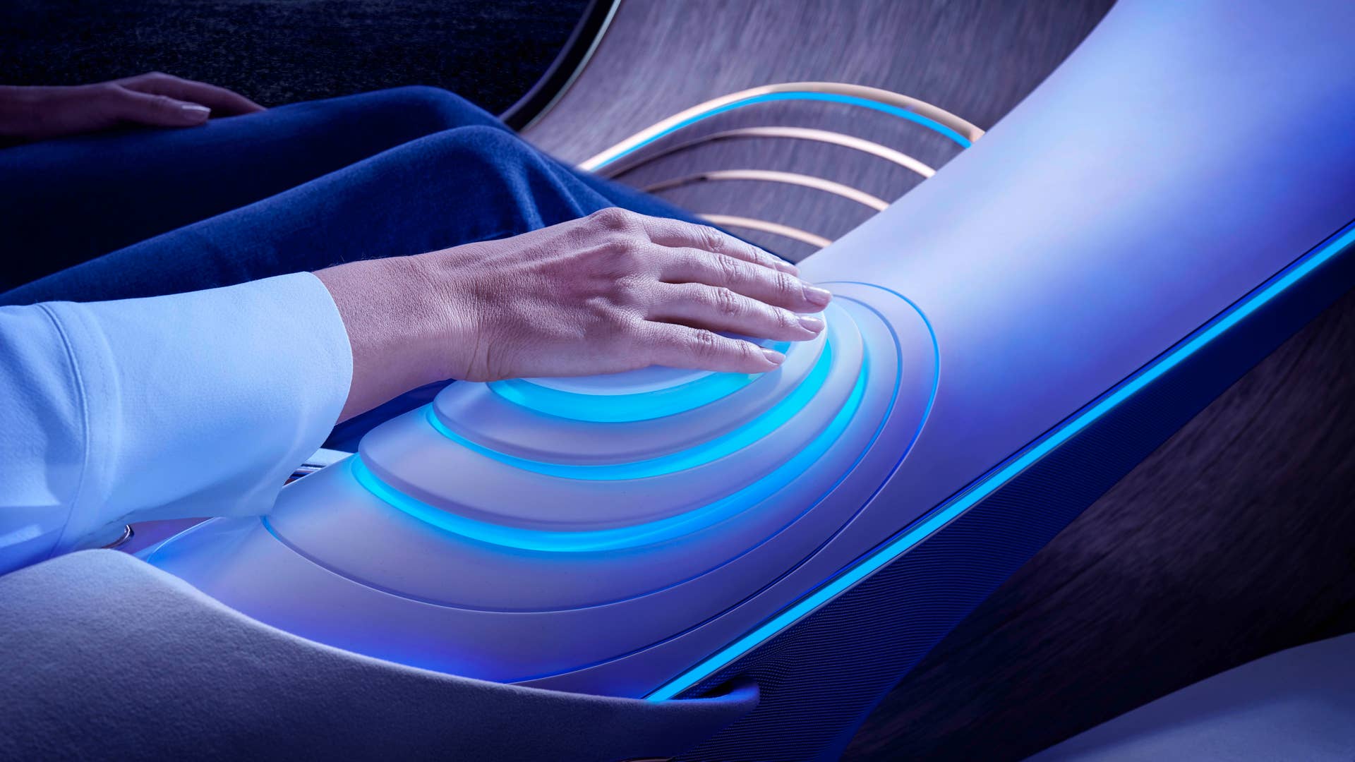 Die Passagiere sind mit ihrem ergonomischen Fahrzeug über die Sinne verschmolzen und können verschiedene intuitive Funktionen über Projektionen auf der Handfläche nutzen. Passengers are fused across the senses with their ergonomic vehicle and can use various intuitive functions via projections on the palm of their hands.
