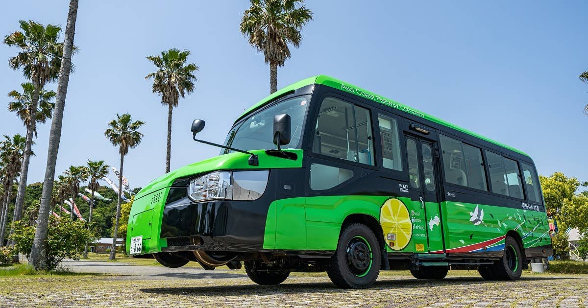 Japan's Dual Mode Vehicle is a Toyota bus that thinks it's a train ...