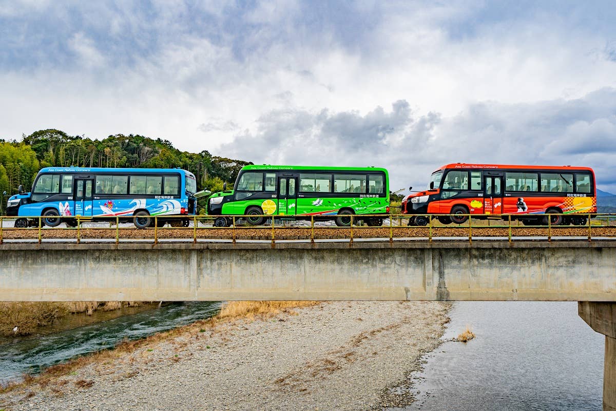 Japan's Dual Mode Vehicle is a Toyota bus that thinks it's a train ...
