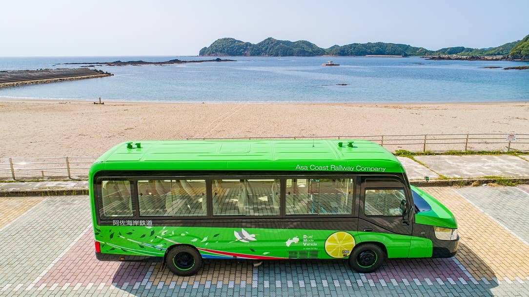 Japan's Dual Mode Vehicle is a Toyota bus that thinks it's a train ...