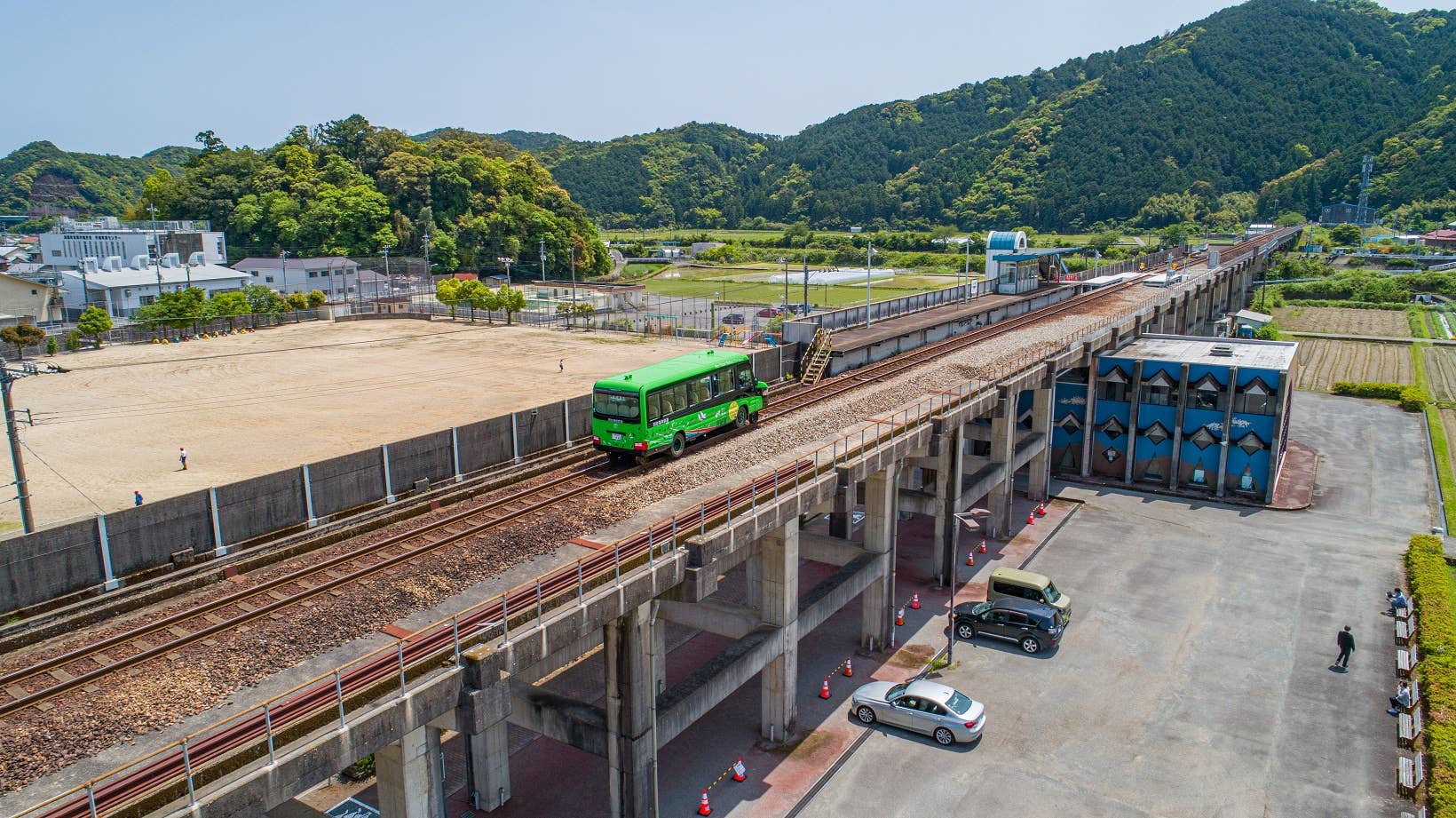 Japan's Dual Mode Vehicle is a Toyota bus that thinks it's a train ...