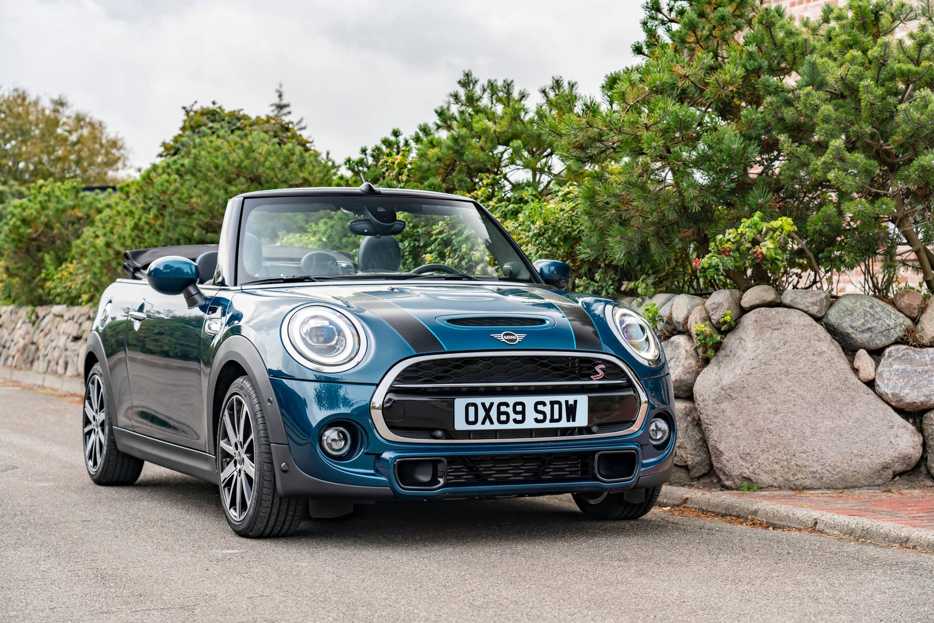 Resurrecting a name for an appearance package from 2007, the Mini Convertible Sidewalk pairs exclusive Deep Laguna Metallic with special wheels and Mini Yours interior options.