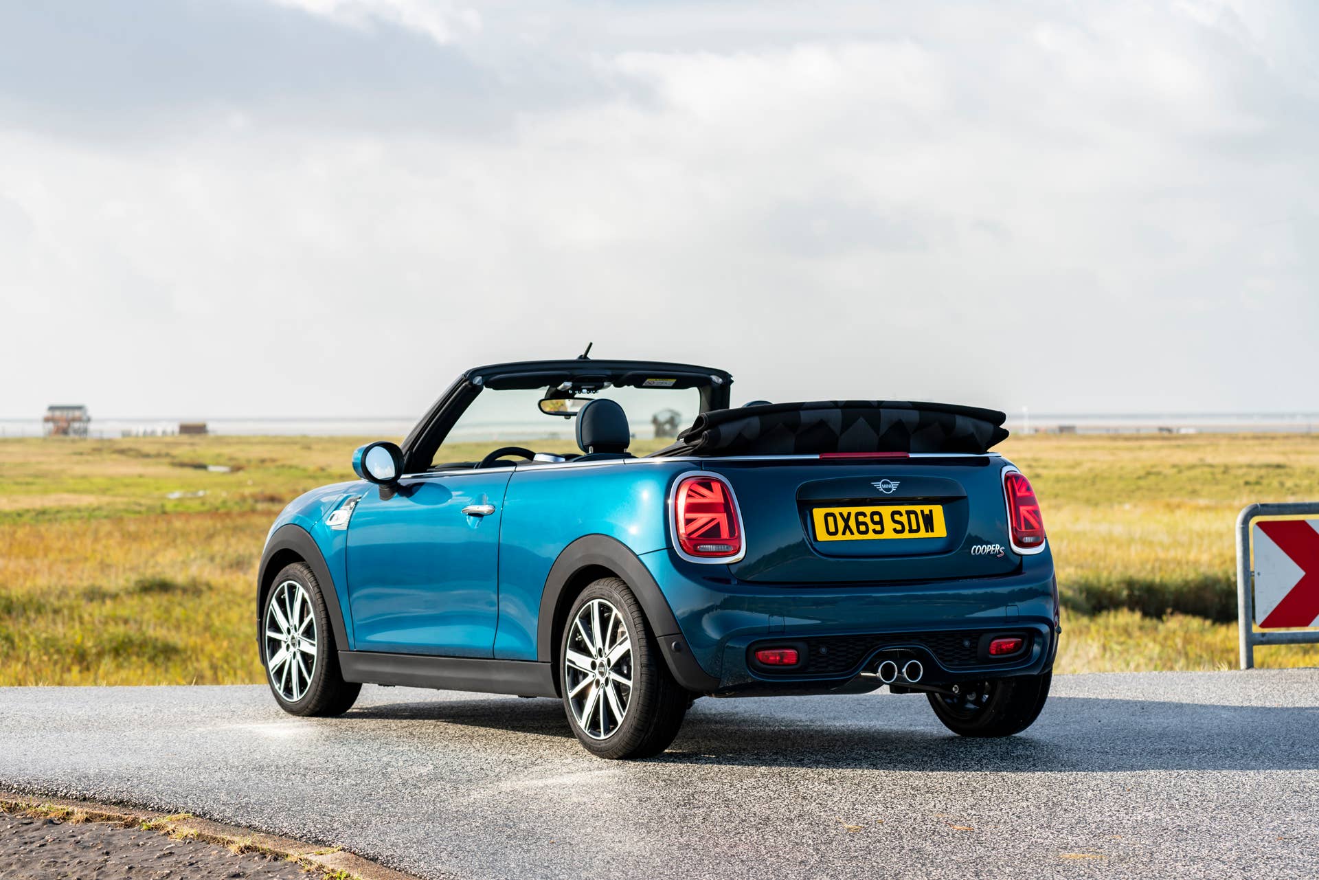 Resurrecting a name for an appearance package from 2007, the Mini Convertible Sidewalk pairs exclusive Deep Laguna Metallic with special wheels and Mini Yours interior options.