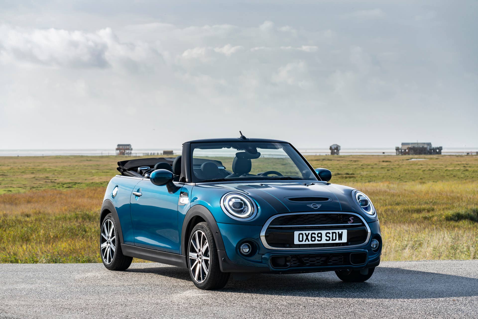 Resurrecting a name for an appearance package from 2007, the Mini Convertible Sidewalk pairs exclusive Deep Laguna Metallic with special wheels and Mini Yours interior options.
