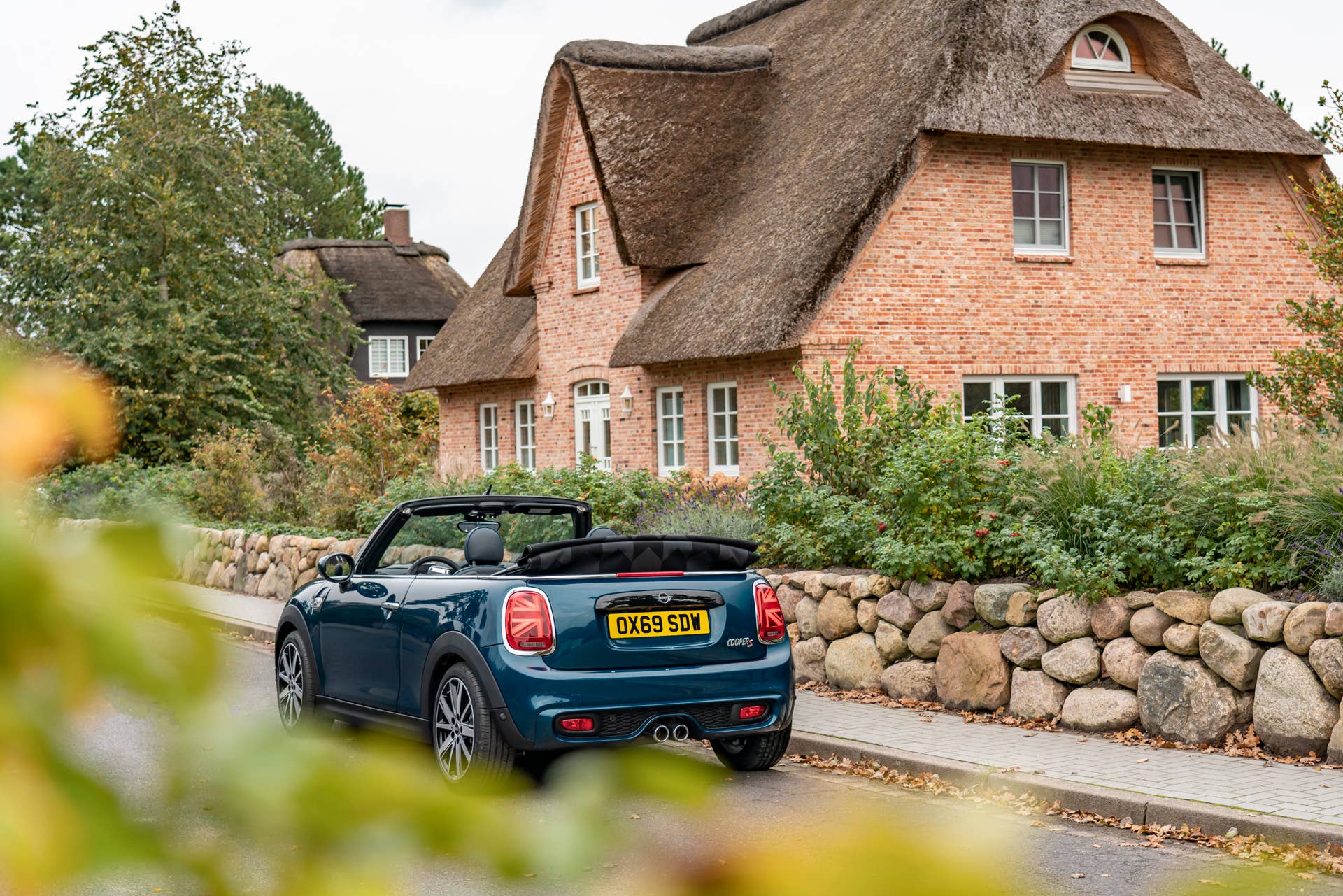 Resurrecting a name for an appearance package from 2007, the Mini Convertible Sidewalk pairs exclusive Deep Laguna Metallic with special wheels and Mini Yours interior options.