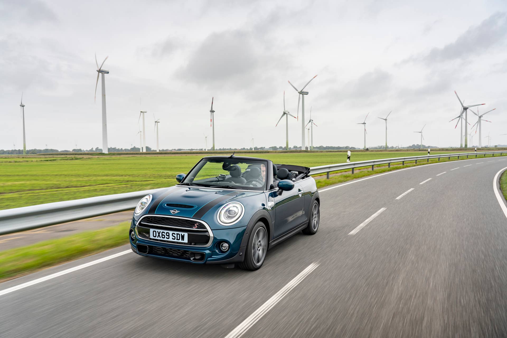Resurrecting a name for an appearance package from 2007, the Mini Convertible Sidewalk pairs exclusive Deep Laguna Metallic with special wheels and Mini Yours interior options.