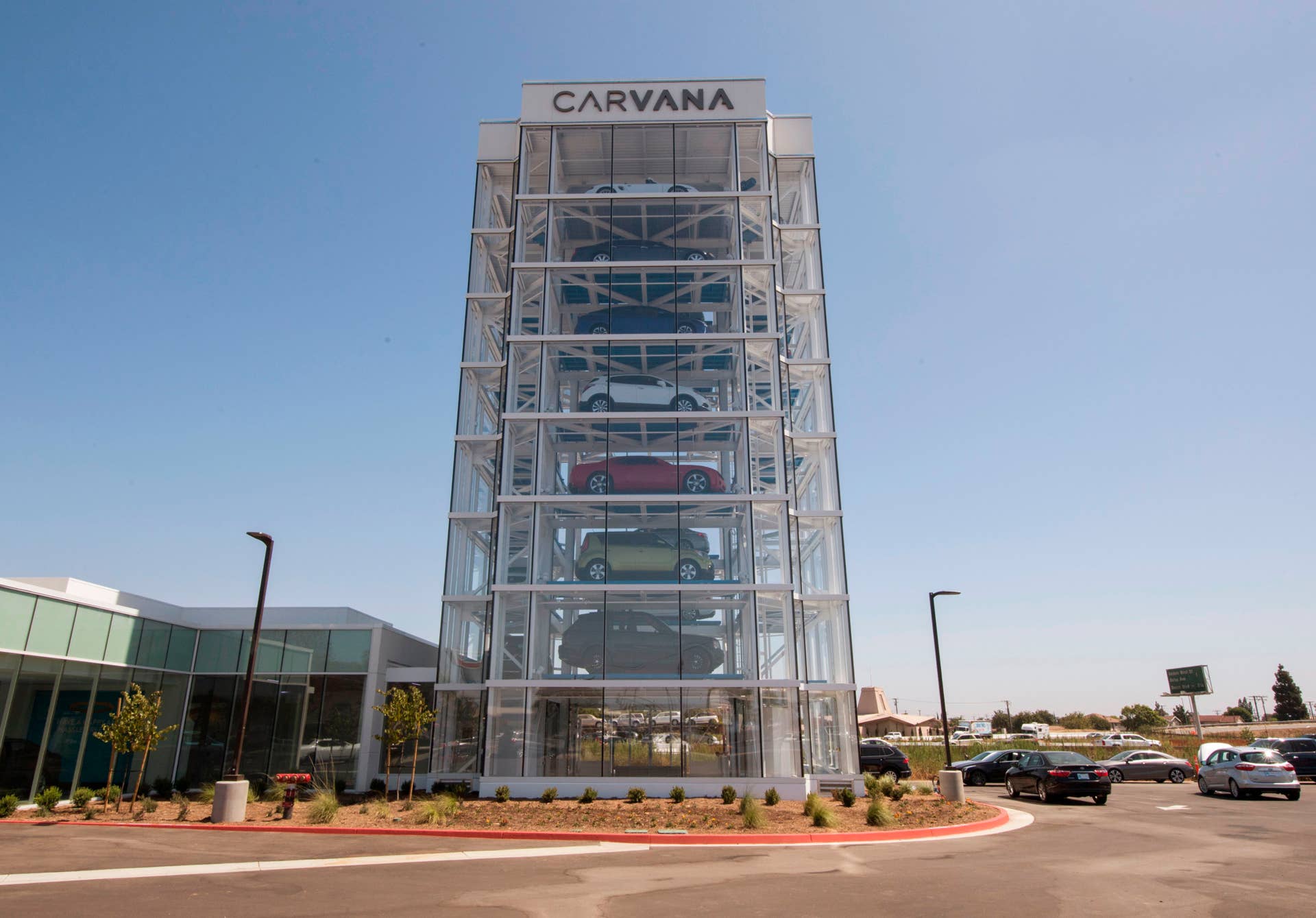 An eight story car vending machine, operated by the online used car dealer Carvana, that dispenses purchased cars to customers is seen in Huntington Beach, California on August 16, 2019. - The fully automated, special coin-operated Car Vending Machine holds up to 30 vehicles and the company says it offers a novel pick-up experience for cars purchased on their website. (Photo by Mark RALSTON / AFP)        (Photo credit should read MARK RALSTON/AFP via Getty Images)
