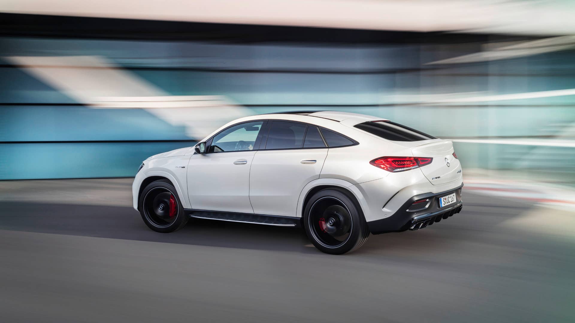 Mercedes-AMG GLE 63 S 4MATIC+ Coupé (Kraftstoffverbrauch kombiniert 11,5 l/100 km; CO2-Emissionen kombiniert 263 g/km) Exterieur dynamisch, diamantweiß // Mercedes-AMG GLE 63 S 4MATIC+ Coupé  (Combined fuel consumption 11.5 l/100 km; combined CO2-Emission 263 g/km), Exterieur dynamic, diamond white