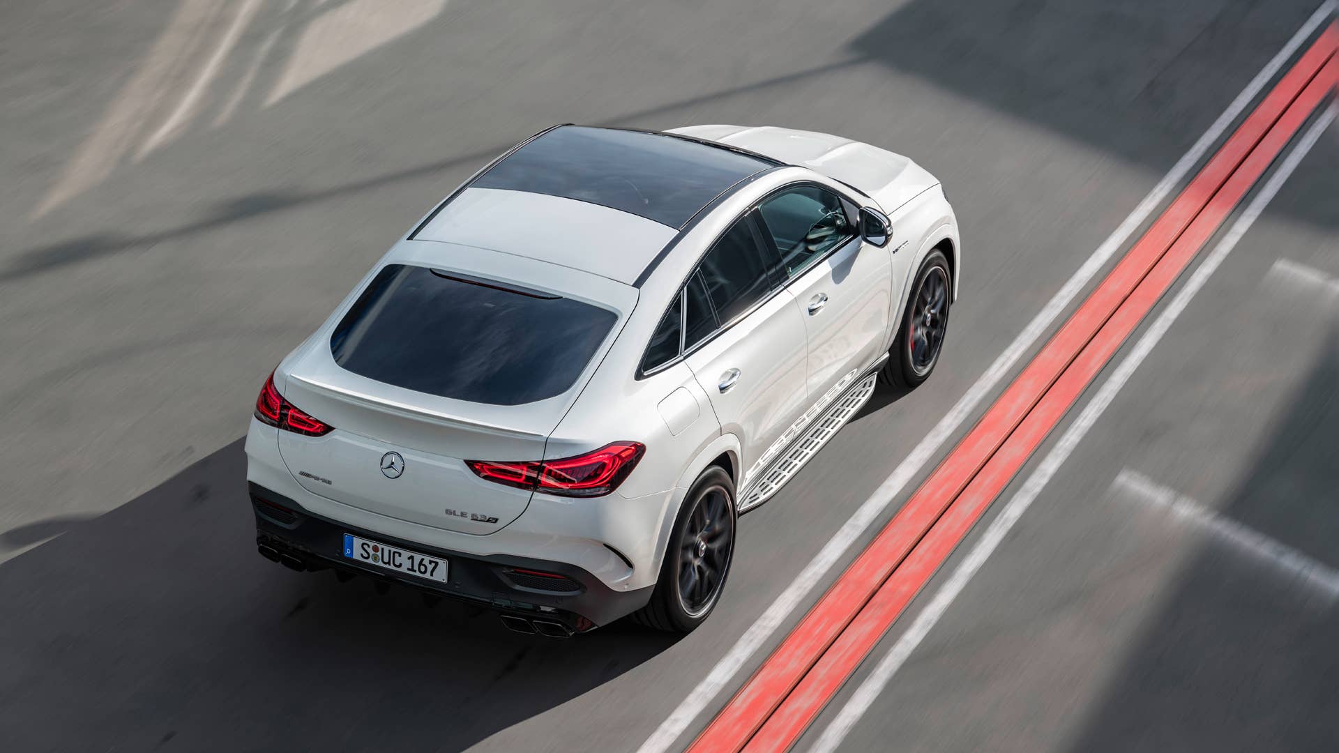 Mercedes-AMG GLE 63 S 4MATIC+ CoupĂ© (Kraftstoffverbrauch kombiniert 11,5 l/100 km; CO2-Emissionen kombiniert 263 g/km) Exterieur, diamantweiĂŸ // Mercedes-AMG GLE 63 S 4MATIC+ CoupĂ© (Combined fuel consumption 11.5 l/100 km; combined CO2-Emission 263 g/km), Exterieur, diamond white