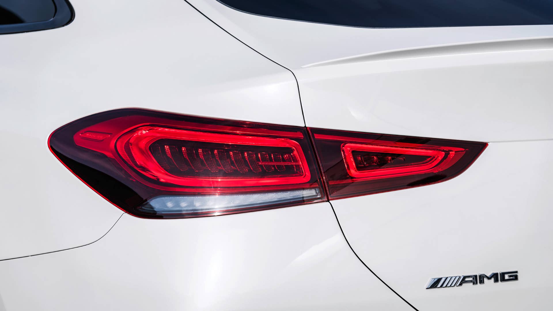 Mercedes-AMG GLE 63 S 4MATIC+ CoupĂ© (Kraftstoffverbrauch kombiniert 11,5 l/100 km; CO2-Emissionen kombiniert 263 g/km) Exterieur, diamantweiĂŸ, AMG Logo // Mercedes-AMG GLE 63 S 4MATIC+ CoupĂ© (Combined fuel consumption 11.5 l/100 km; combined CO2-Emission 263 g/km), Exterieur, diamond White, AMG logo