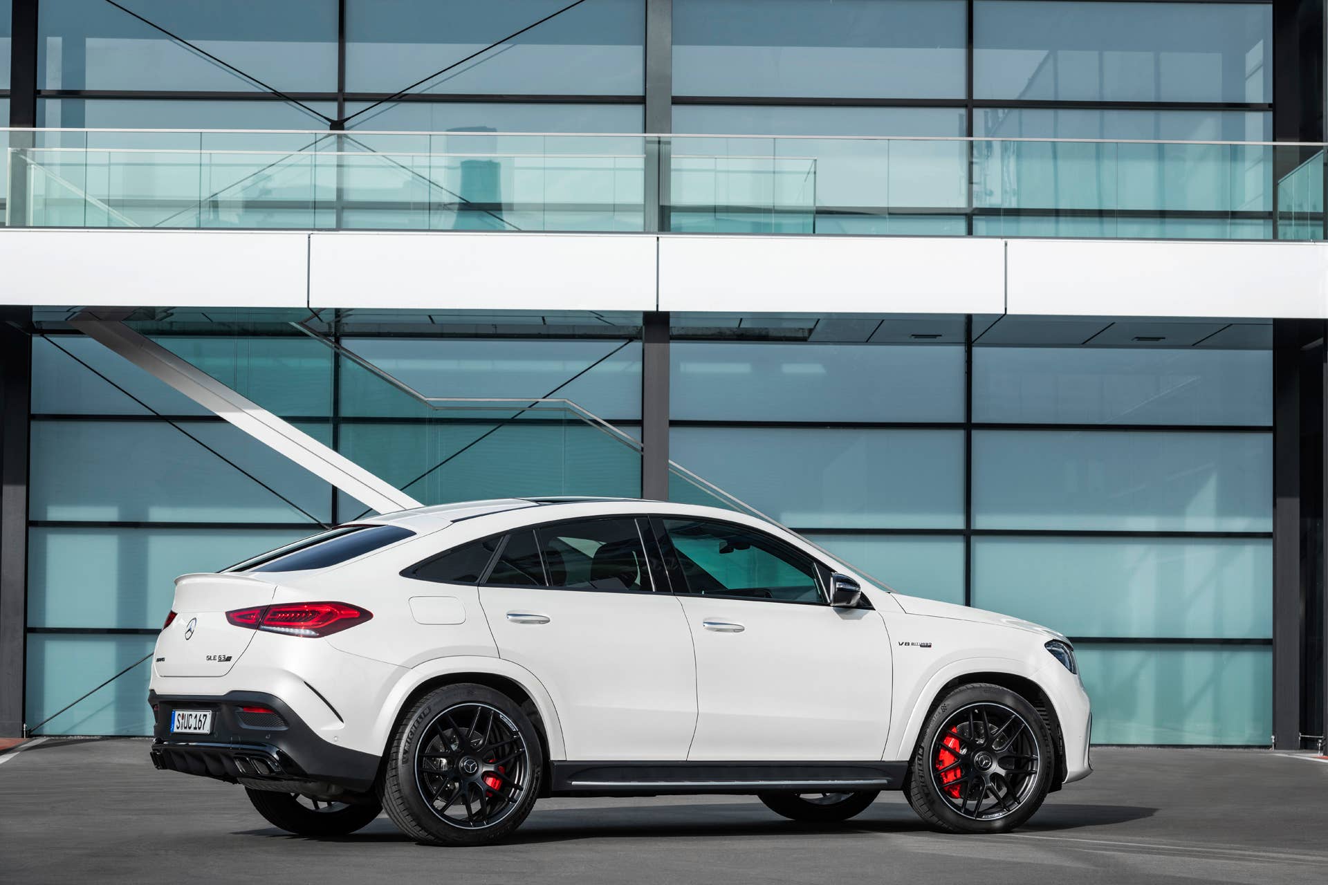 Mercedes-AMG GLE 63 S 4MATIC+ CoupĂ© (Kraftstoffverbrauch kombiniert 11,5 l/100 km; CO2-Emissionen kombiniert 263 g/km) Exterieur, diamantweiĂŸ // Mercedes-AMG GLE 63 S 4MATIC+ CoupĂ© (Combined fuel consumption 11.5 l/100 km; combined CO2-Emission 263 g/km), Exterieur, diamond white