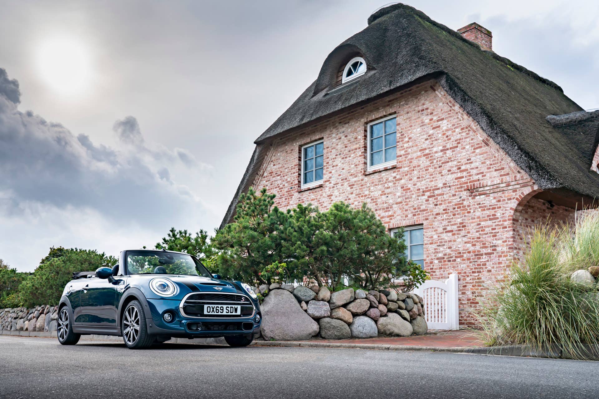 Resurrecting a name for an appearance package from 2007, the Mini Convertible Sidewalk pairs exclusive Deep Laguna Metallic with special wheels and Mini Yours interior options.