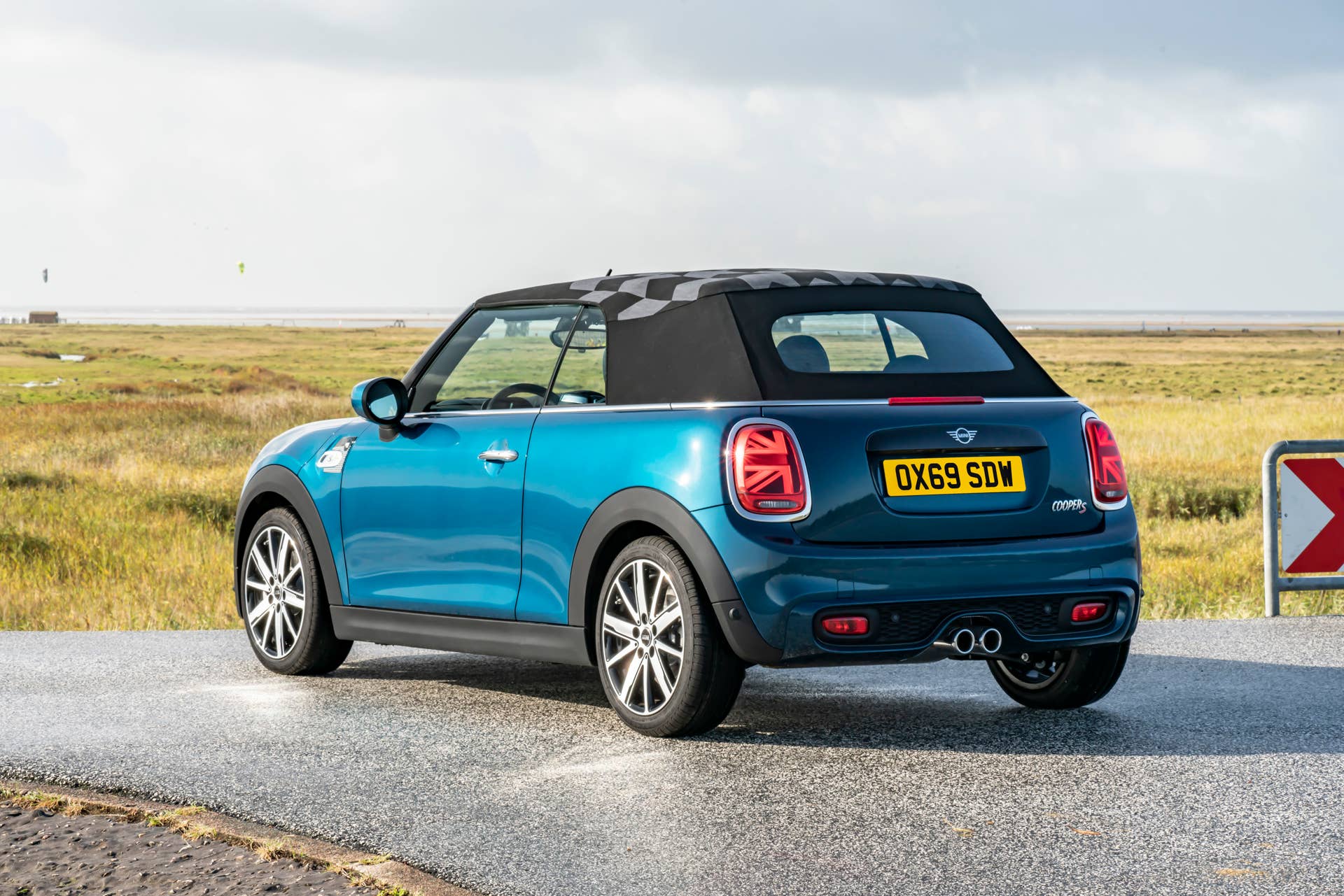 Resurrecting a name for an appearance package from 2007, the Mini Convertible Sidewalk pairs exclusive Deep Laguna Metallic with special wheels and Mini Yours interior options.