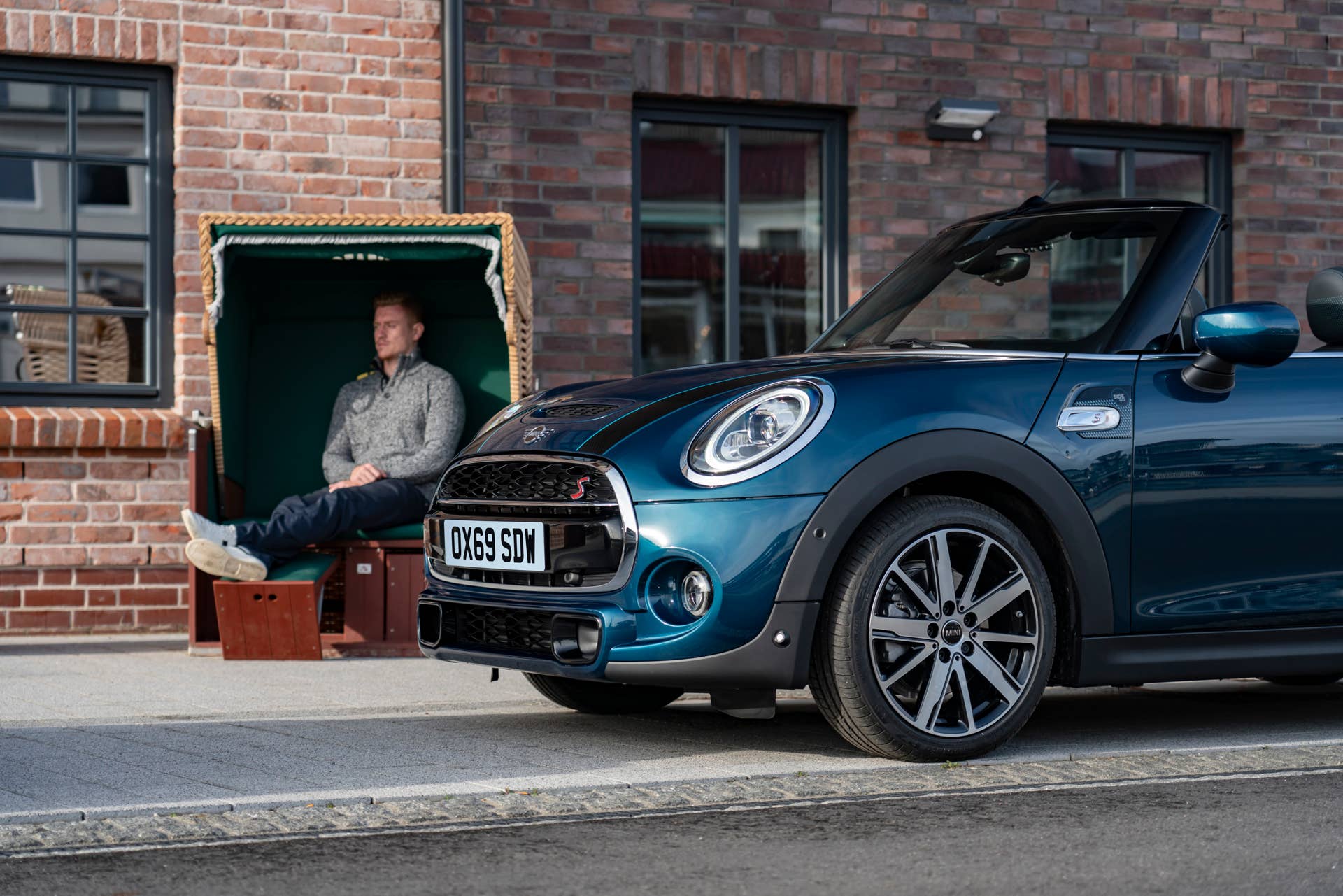 Resurrecting a name for an appearance package from 2007, the Mini Convertible Sidewalk pairs exclusive Deep Laguna Metallic with special wheels and Mini Yours interior options.