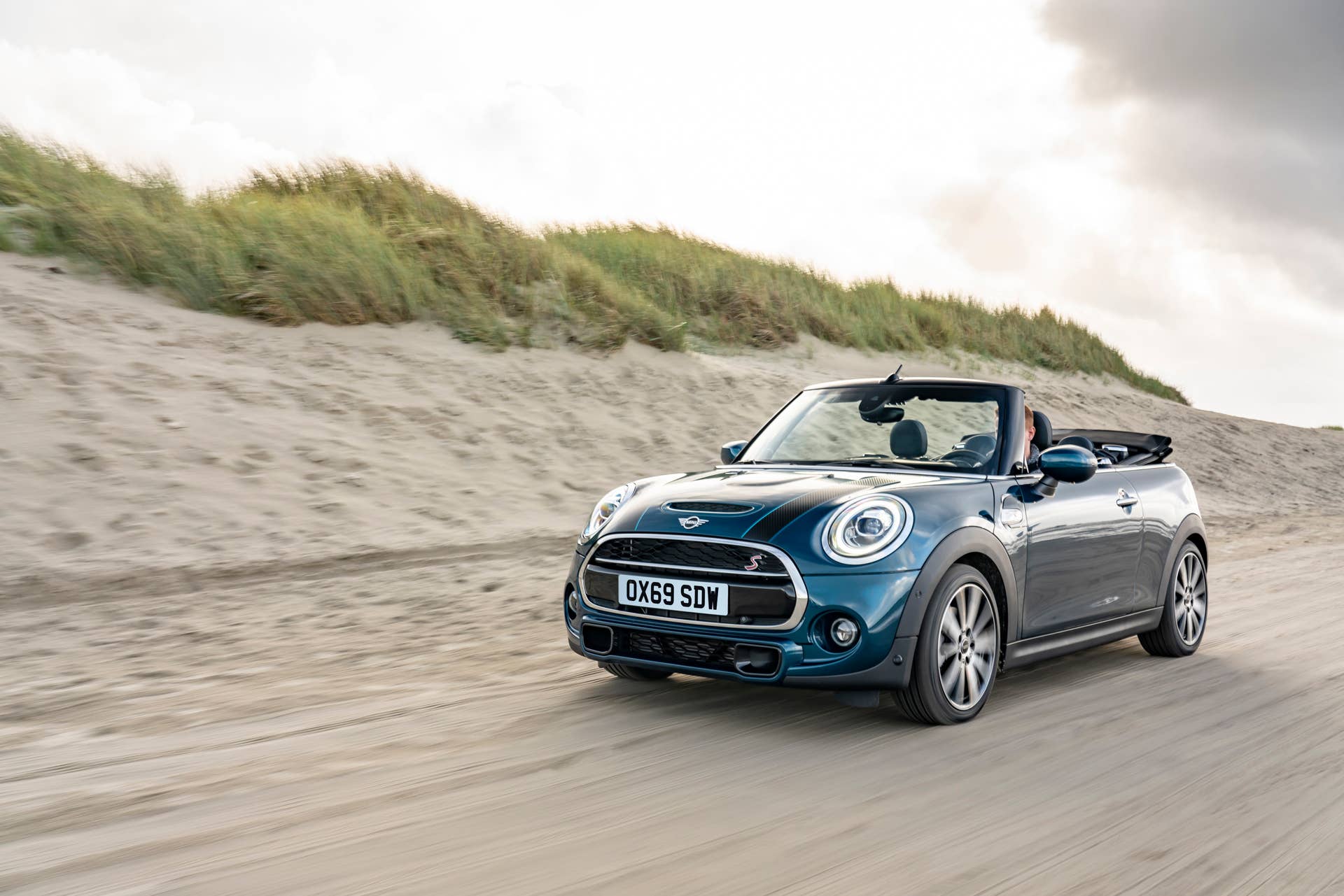 Resurrecting a name for an appearance package from 2007, the Mini Convertible Sidewalk pairs exclusive Deep Laguna Metallic with special wheels and Mini Yours interior options.