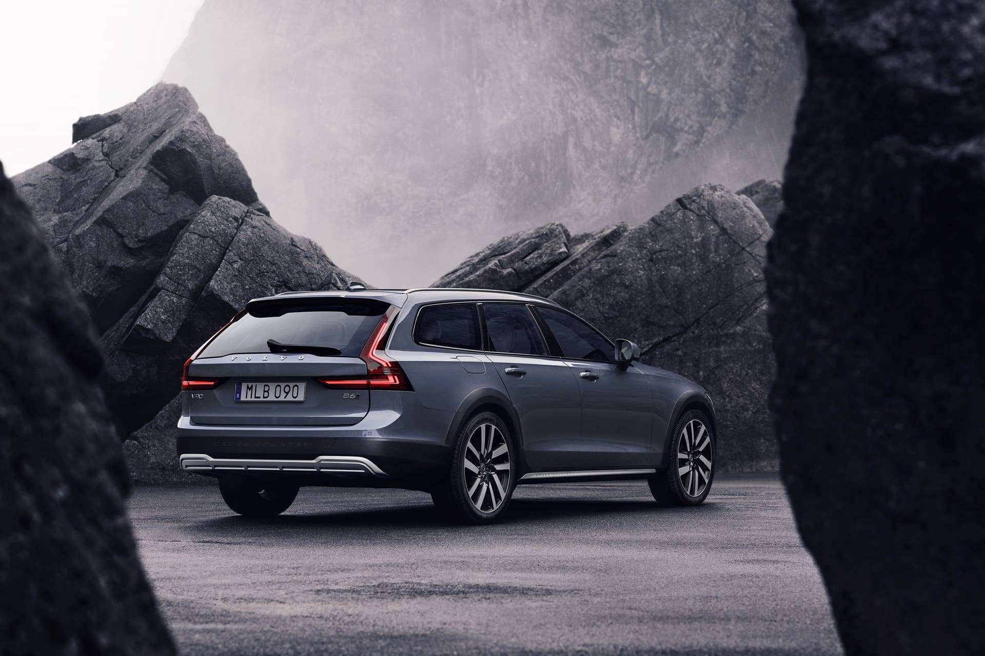 The refreshed Volvo V90 Cross Country Recharge T8 plug-in hybrid in Thunder Grey
