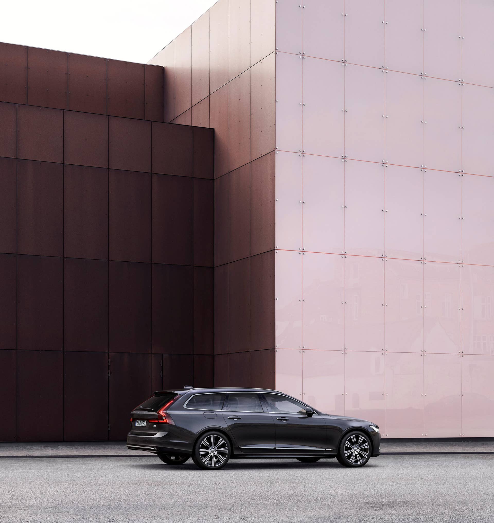 The refreshed Volvo V90 Recharge T8 plug-in hybrid in Platinum Grey