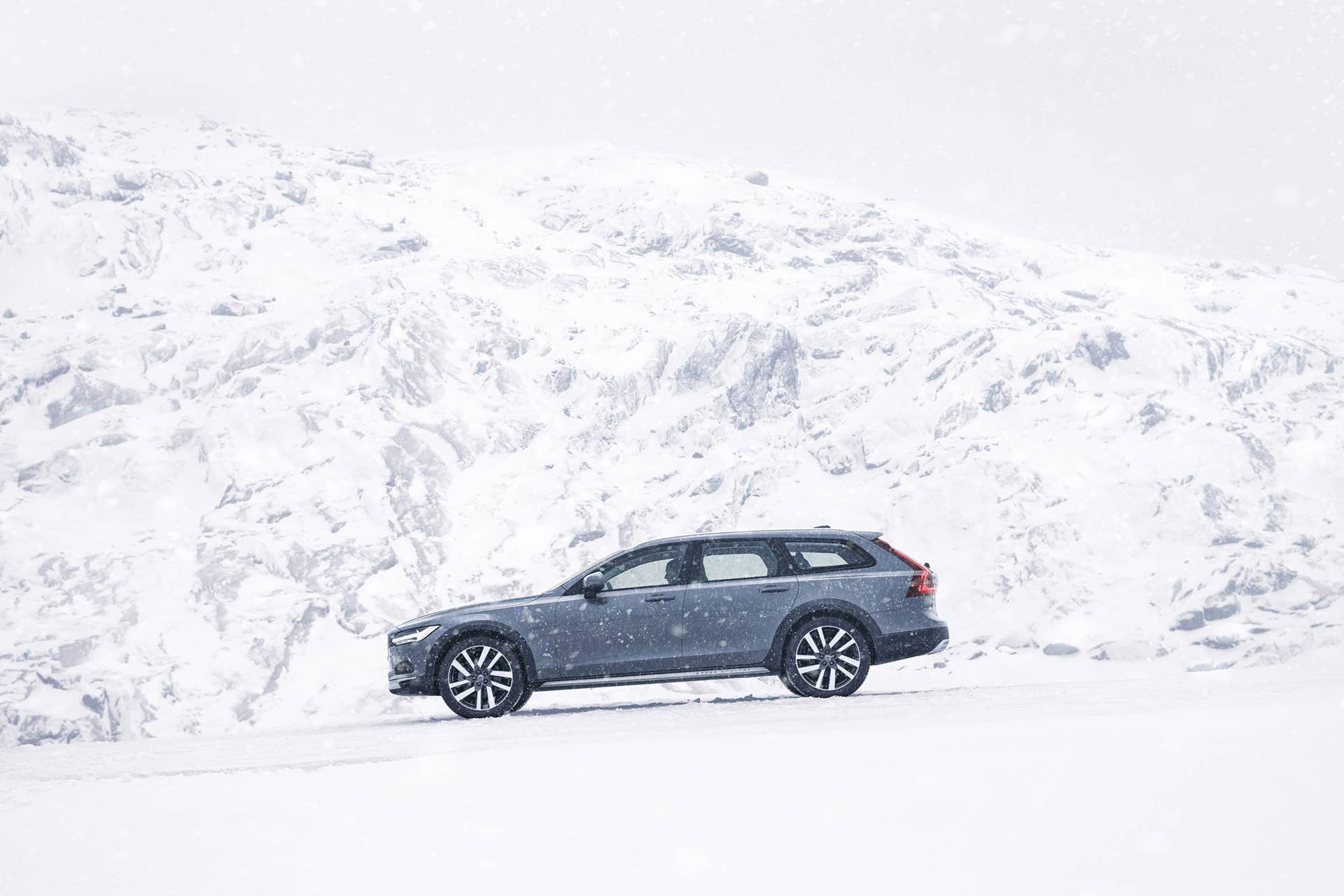 The refreshed Volvo V90 Cross Country Recharge T8 plug-in hybrid in Thunder Grey