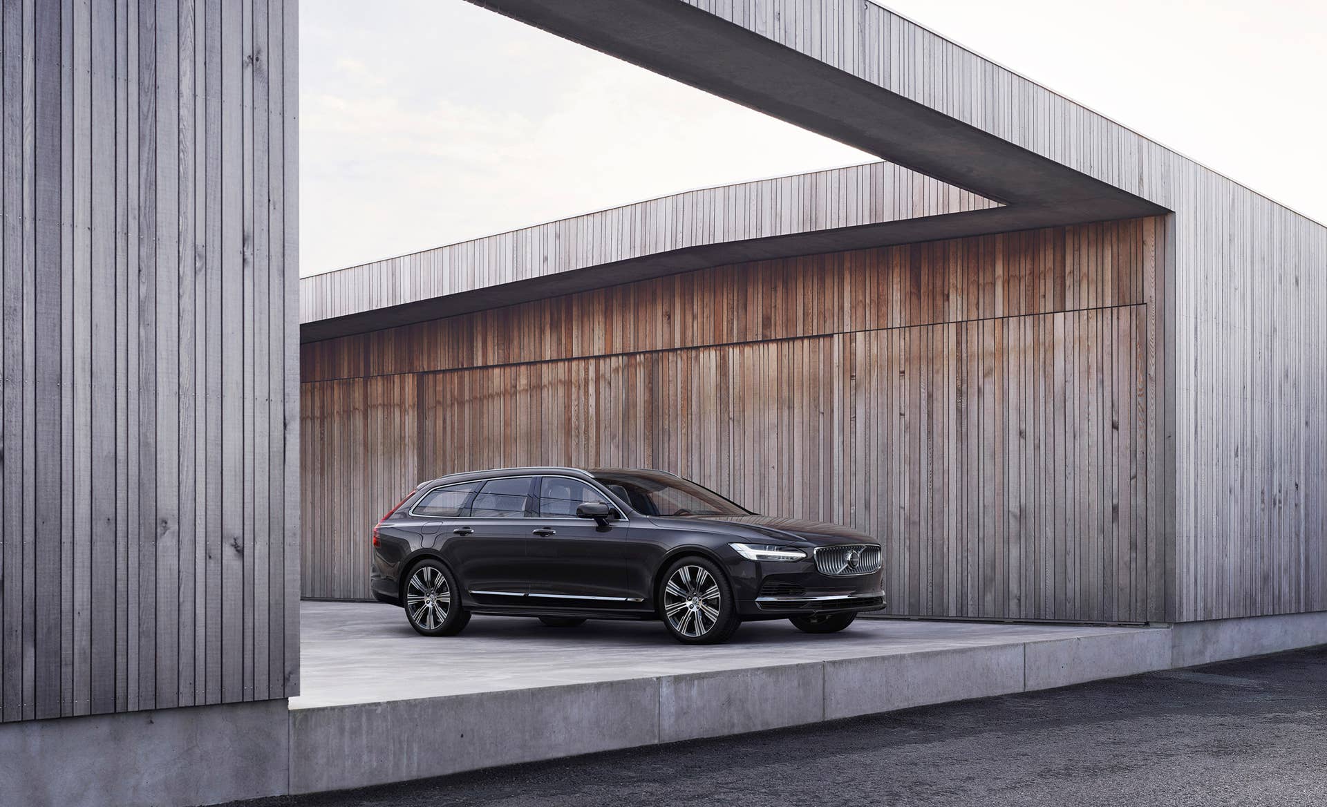 The refreshed Volvo V90 Recharge T8 plug-in hybrid in Platinum Grey