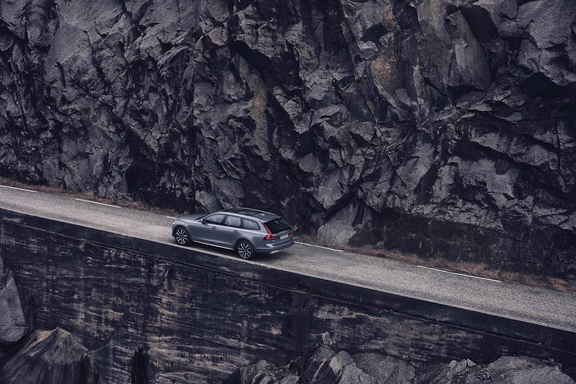 The refreshed Volvo V90 Cross Country Recharge T8 plug-in hybrid in Thunder Grey