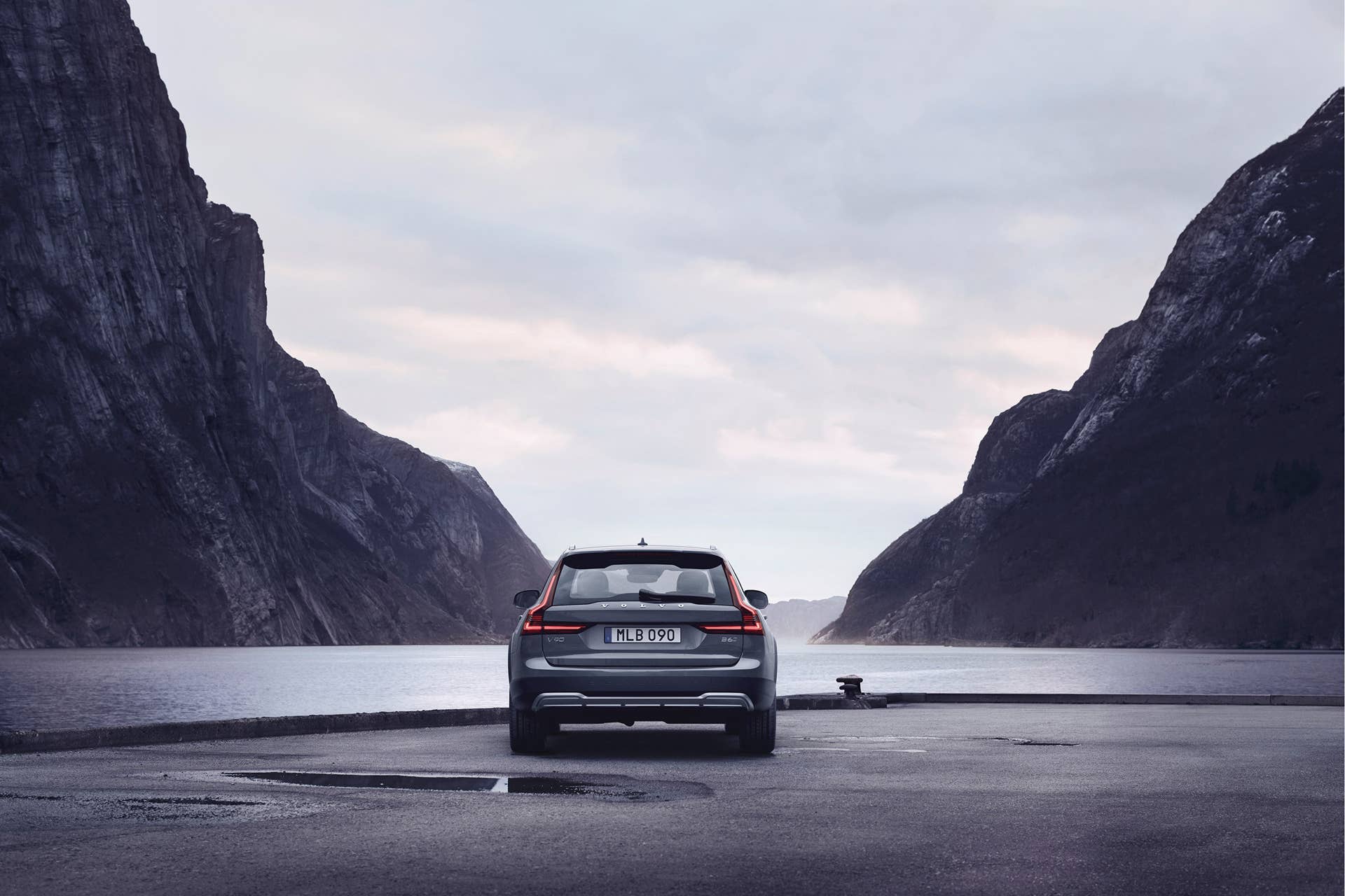 The refreshed Volvo V90 Cross Country Recharge T8 plug-in hybrid in Thunder Grey