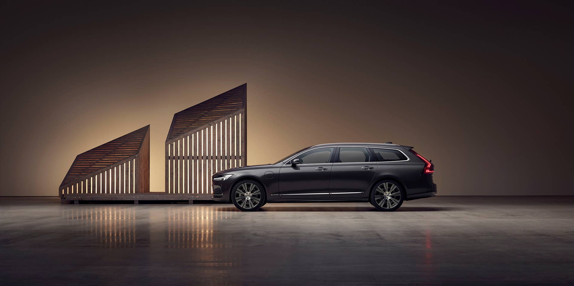 Studio images - the refreshed Volvo V90 Recharge
