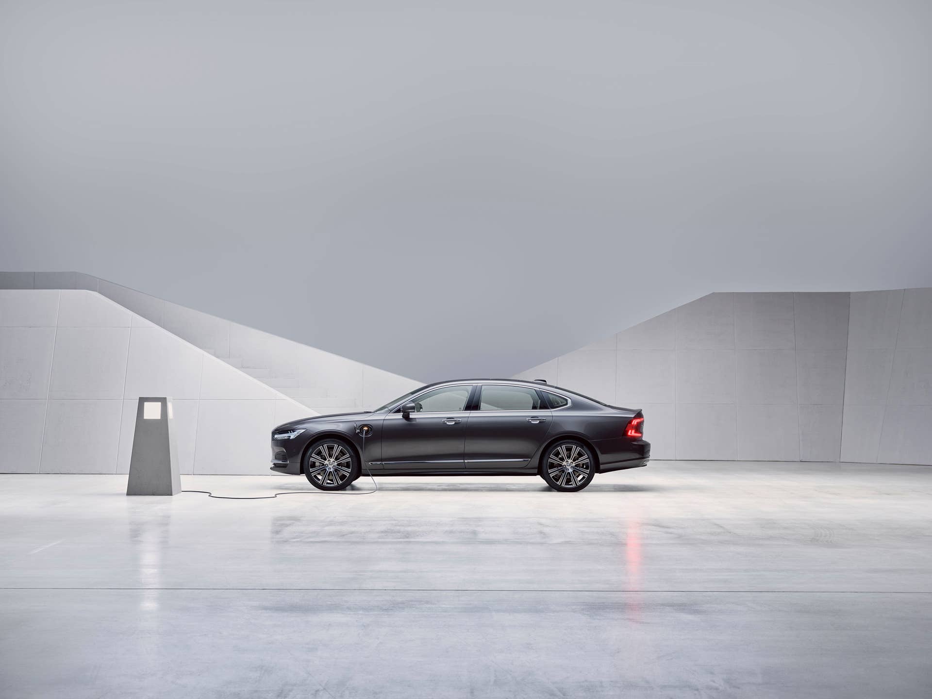 Studio images - The refreshed Volvo S90 Recharge T8