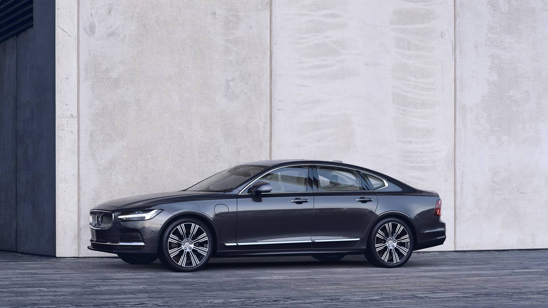 The refreshed Volvo S90 Recharge T8 plug-in hybrid in Platinum Grey