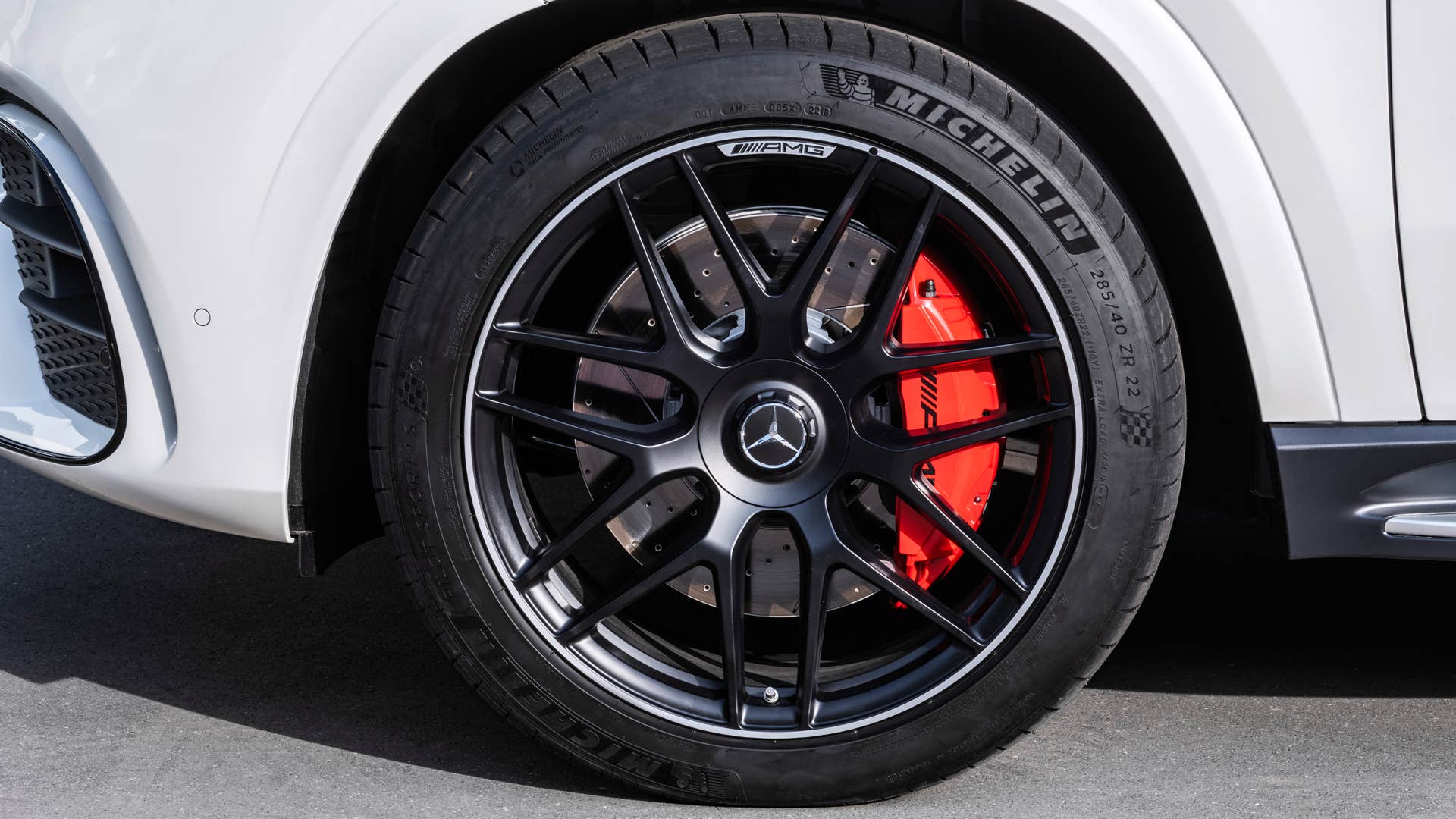 Mercedes-AMG GLE 63 S 4MATIC+ CoupĂ© (Kraftstoffverbrauch kombiniert 11,5 l/100 km; CO2-Emissionen kombiniert 263 g/km) Exterieur, diamantweiĂŸ, AMG Felge // Mercedes-AMG GLE 63 S 4MATIC+ CoupĂ© (Combined fuel consumption 11.5 l/100 km; combined CO2-Emission 263 g/km, Exterieur, diamond White, AMG rim