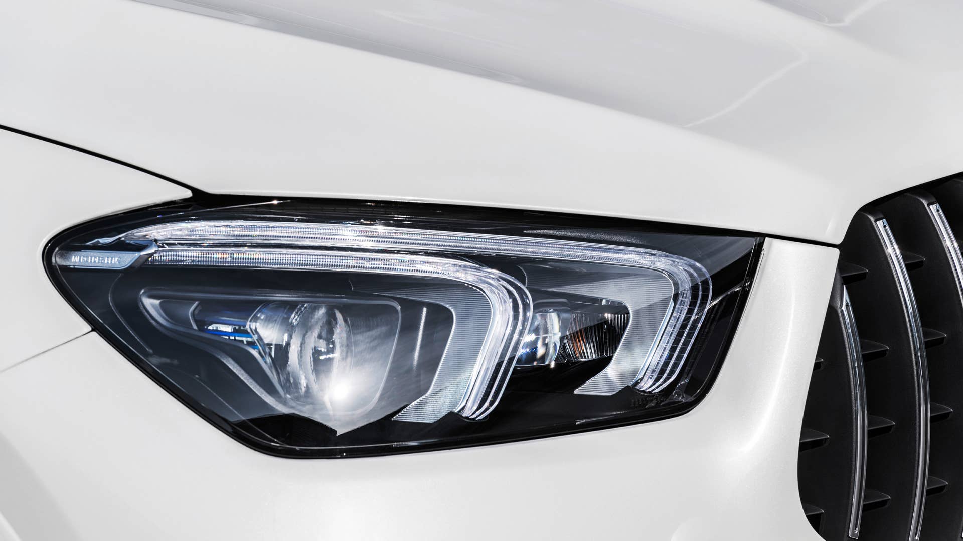 Mercedes-AMG GLE 63 S 4MATIC+ Coupé (Kraftstoffverbrauch kombiniert 11,5 l/100 km; CO2-Emissionen kombiniert 263 g/km) Exterieur, diamantweiß, Frontscheinwerfer // Mercedes-AMG GLE 63 S 4MATIC+ Coupé  (Combined fuel consumption 11.5 l/100 km; combined CO2-Emission 263 g/km), Exterieur, diamond White, headlight