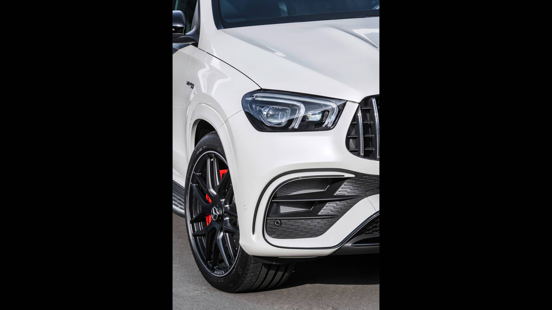 Mercedes-AMG GLE 63 S 4MATIC+ Coupé (Kraftstoffverbrauch kombiniert 11,5 l/100 km; CO2-Emissionen kombiniert 263 g/km) Exterieur, diamantweiß, Front // Mercedes-AMG GLE 63 S 4MATIC+ Coupé  (Combined fuel consumption 11.5 l/100 km; combined CO2-Emission 263 g/km), Exterieur, diamond White, front