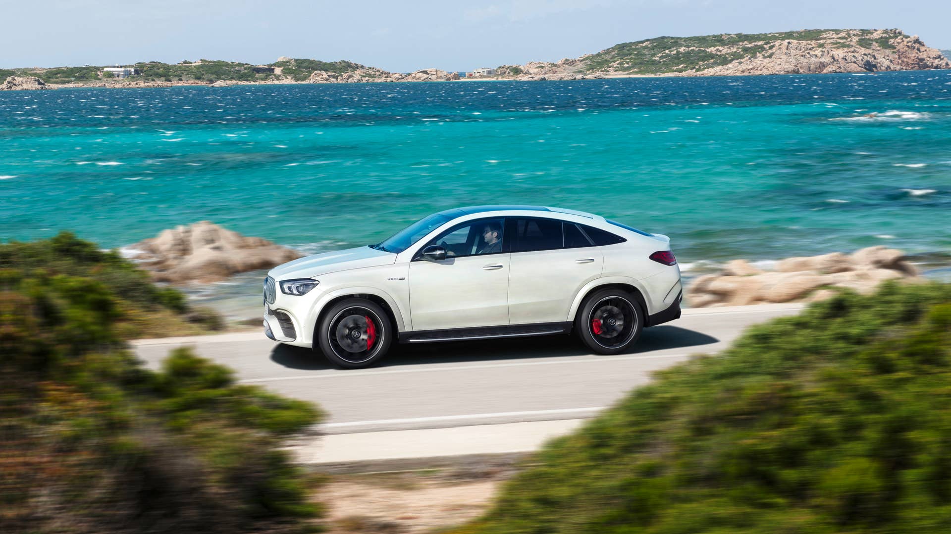 Mercedes-AMG GLE 63 S 4MATIC+ Coupé (Kraftstoffverbrauch kombiniert 11,5 l/100 km; CO2-Emissionen kombiniert 263 g/km) Exterieur dynamisch, diamantweiß // Mercedes-AMG GLE 63 S 4MATIC+ Coupé  (Combined fuel consumption 11.5 l/100 km; combined CO2-Emission 263 g/km), Exterieur dynamic, diamond white